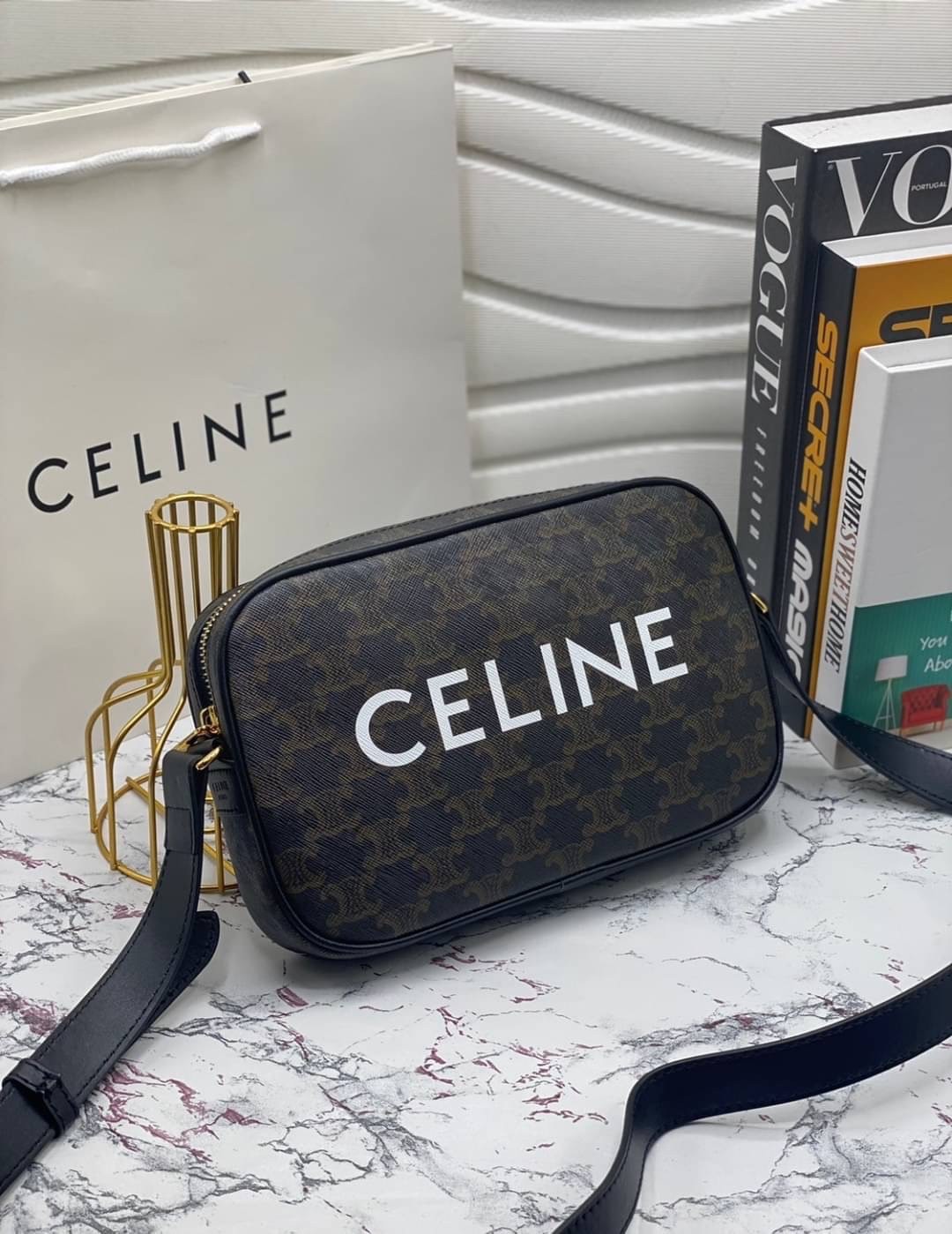 CELINE Medium Messenger Bag in Triomphe Canvas with Celine Print / Celine Camera Bag กระเป๋าทรงครอสบอดี้ ใช้ได้ทั้งชายหญิง ขนาดกลางกำลังดี น้ำหนักเบา