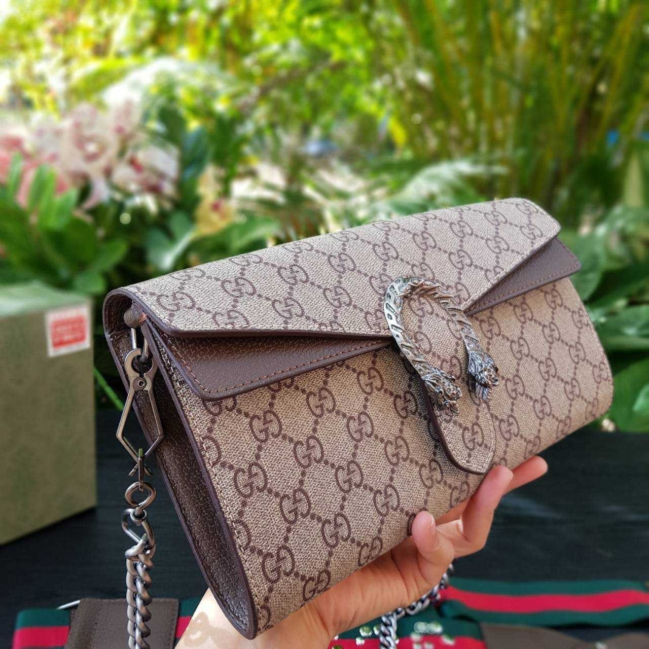 GUCCI Dionysus GG small shoulder bag กระเป๋าถือ กระเป๋าสะพายทรงสวย หรูหรา และดูแพง มาพร้อมสองสายสายพายให้เลือกปรับใช้งาน ถอดออกได้ทั้งสองสาย ถือเป็นครัชเก๋ๆได้ ดูดีมากๆ