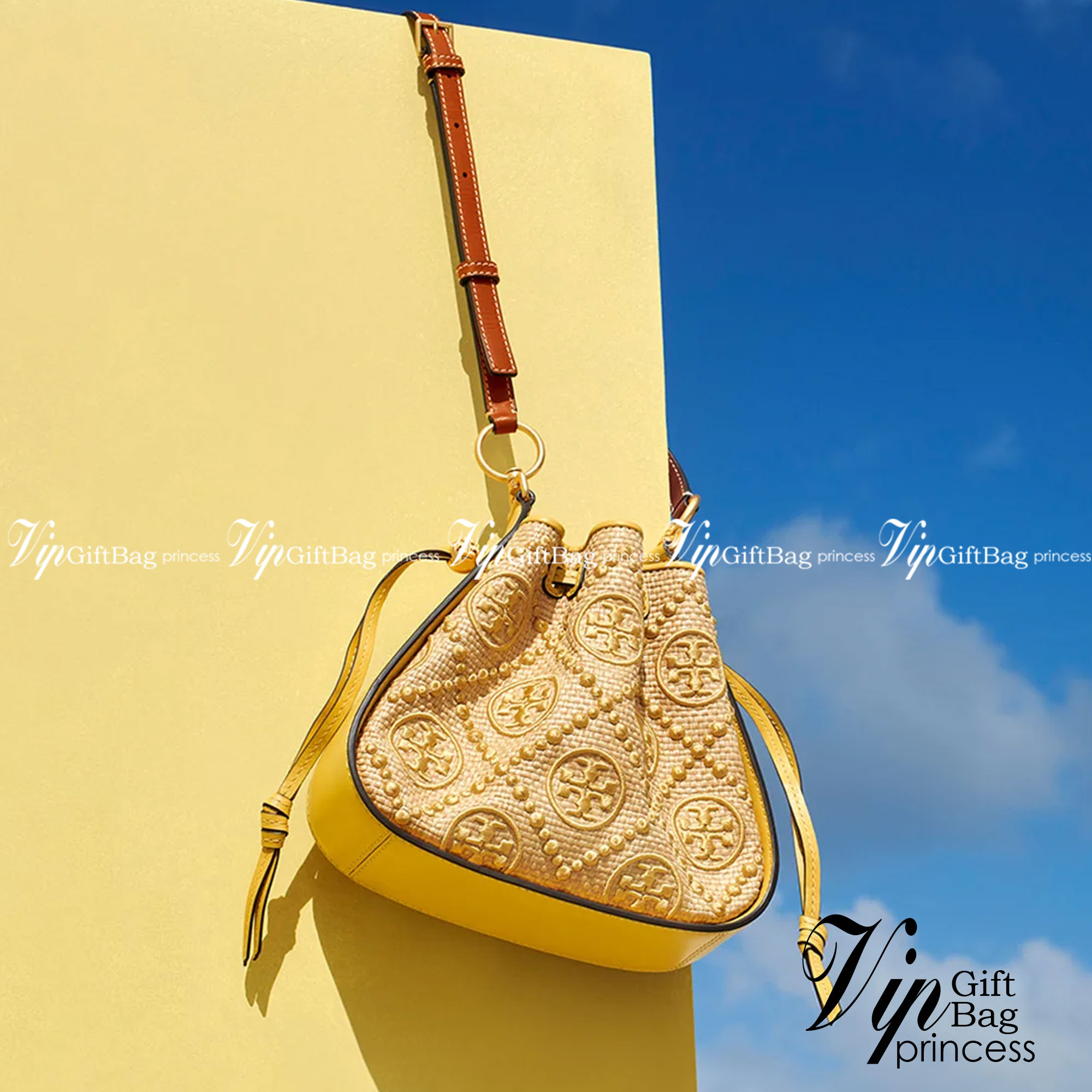 TORY BURCH T Monogram Straw Bell Bag กระเป๋าสะพายข้างรุ่นคลาสสิกที่ได้แรงบันดาลใจจากการควิลท์แบบดั้งเดิมของเพนซิลเวเนีย คอลเลกชันบ่งบอกถึงความมีสไตล์เหนือกาลเวลา รูปทรงเรียวโดดเด่น ปักทอลายแบรนด์อย่างสวยงาม เปิด ปิดด้วยเชือกรูด ด้านในช่องโล่งกว้าง ซับในผ้