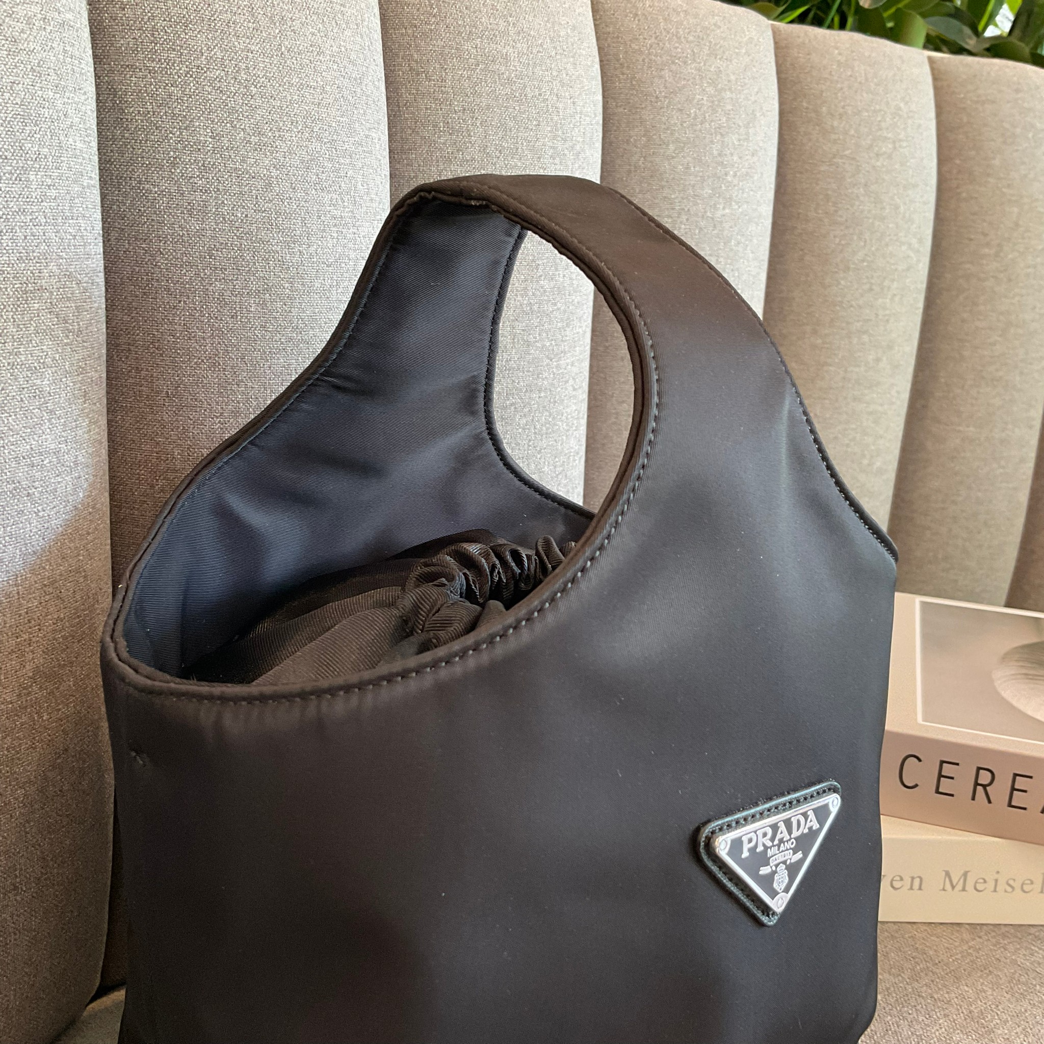 PRADA Tote Bucket Bag 2022 รุ่นใหม่พร้อมส่ง กระเป๋าทรง Handbag & Crossbody แบรนด์ Prada อีกรุ่นที่ขนาดกำลังน่ารัก ตัวกระเป๋าตั้งอยู่ทรงสวย กันน้ำ ด้านหน้าประดับโลโก้ อะไหล่เงิน สวยหรูเว่อร์วัง