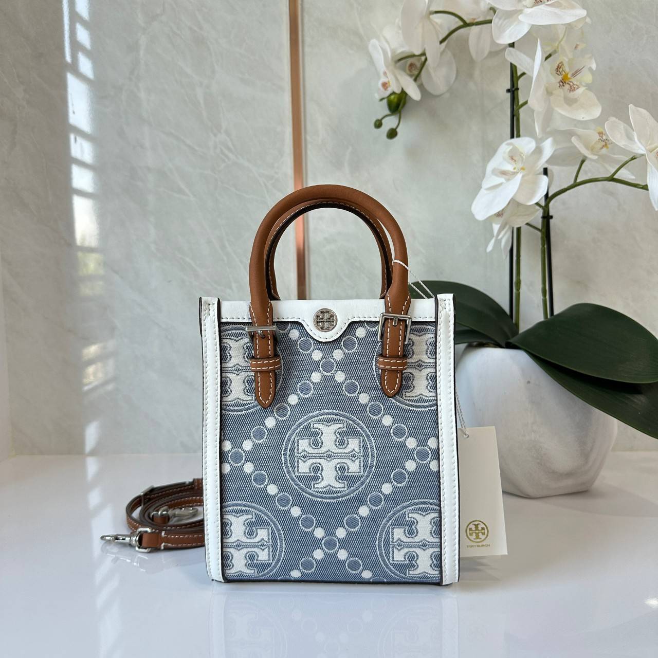 Tory Burch Mini T Monogram Denim Tote / Tory Burch T Monogram Jacquard Denim Mini Tote กระเป๋าทรงโท้ทไซส์มินิ T Monogram รูปแบบคลาสสิค ตัดเย็บอย่างดี คอลใหม่ห้ามพลาดคะ