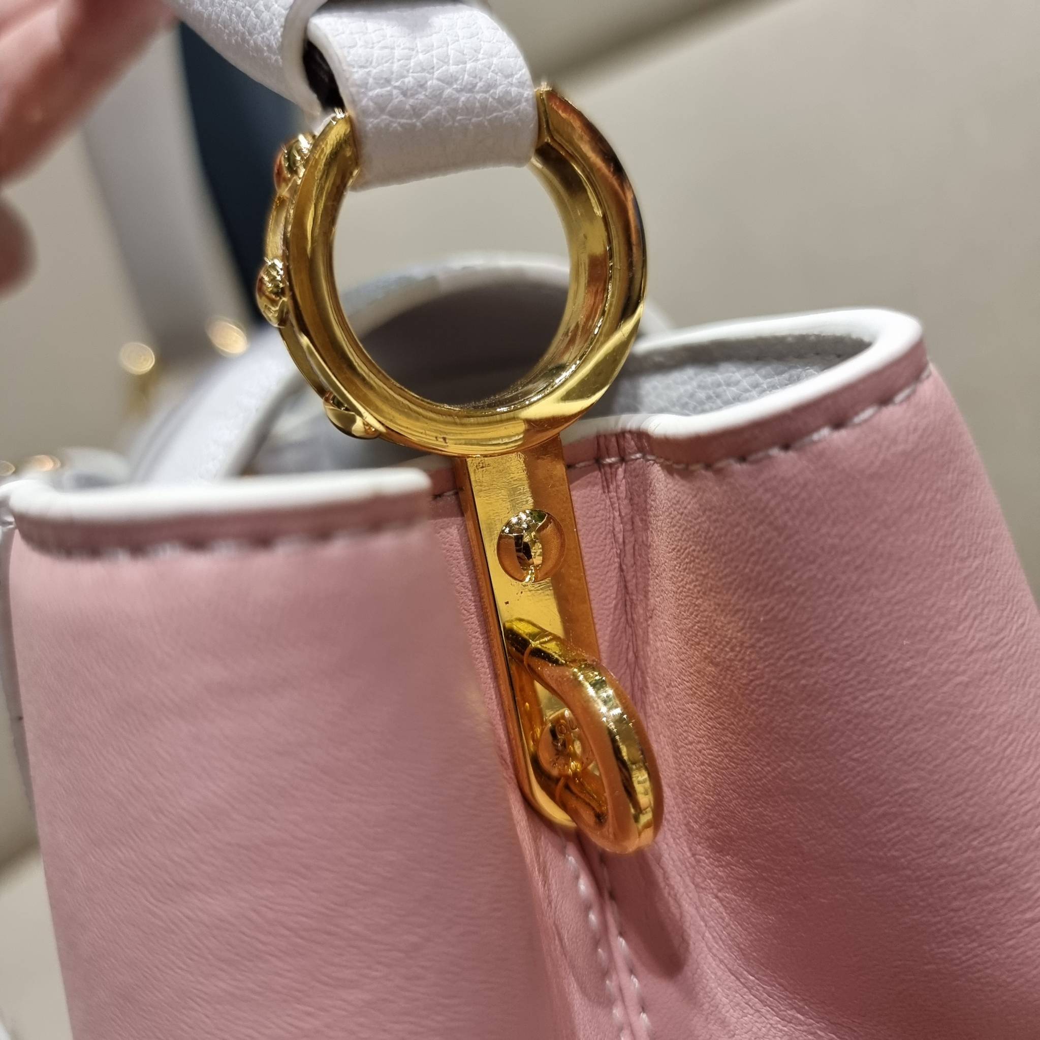 LV capucines top handle ที่สุดของความสวยในราคาเบาๆ กระเป๋าถือสุดหรู ดีไซน์ทรงคลาสสิค พร้อมลวดลายหรูหรา มาพร้อมหูจับในตัว ด้วยรูปทรงวินเทจและวัสดุหนังแท้ ขับผิว ทำให้ไอเท็มนี้สะกดทุกสายตาจริงๆ และยังมีลูกเล่นที่ฝาปิดกระเป๋า ที่สามารถปิด หรือสอดด้านใน ก็เห็