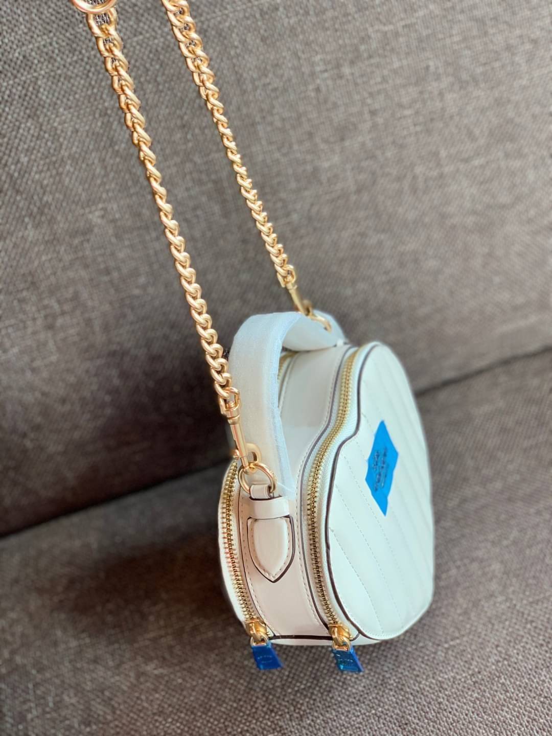 ต้อนรับวาเลนไทน์นี้ ❤️พร้อมส่งความรักหว๊านหว๊านค่ะ❤️ COACH HEART CROSSBODY BAG ((C5118//C5119)) 💥Limited edition หลงรักแน่นอน💋 พร้อมส่งที่ไทยก่อนใครวันนี้!