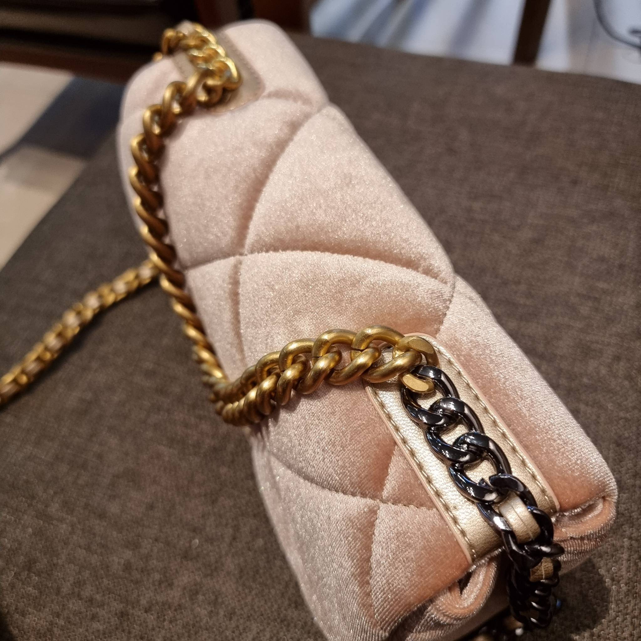 ไม่มองไม่เหลียวไม่ได้แล้ว!! ความหรูที่โดดเด่นจากผ้ากำมะหยี่ สร้างดีเทลผู้ดี ลูกคุณมากๆ Chanel vip boutique กระเป๋าสะพายจาก duty free ในราคาสุดประหยัด!! ดีไซน์เลิศ ตกแต่งด้วยโซ่ทูโทน ลงตัวแบบไม่มีที่ติ เปิด-ปิดด้วยตัวบิดล็อค ภายในโล่งกว้าง ใส่กระเป๋าสตางค์