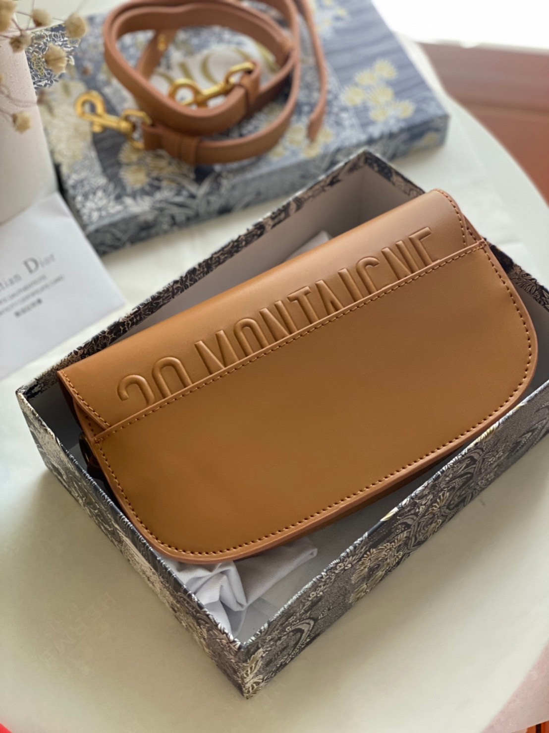 หนังแท้ DIOR BOBBY EAST-WEST BAG พร้อมส่งที่ไทย งานหนังแท้ทั้งใบเกรดออริจินอล ภาพสินค้าถ่ายจากงานขายจริง ใช้งานต่างประเทศได้ รุ่นใหม่ในฤดูกาลนี้ เพิ่มความทันสมัยให้กับซิลลูเอทของ Hobo ผ่านเส้นสายที่สง่างามและสัดส่วนที่กลมกลืนกัน สไตล์หนังลูกวัว โดดเด่นด้ว