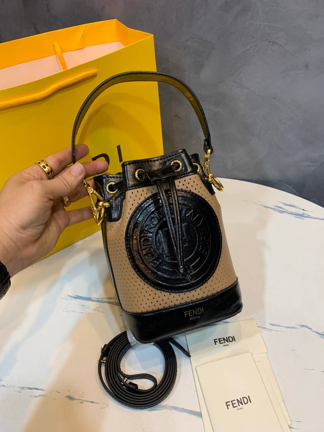 FENDI Mon Tresor mini bucket bag กระเป๋าถือทรงขนมจีบสุดคิ้วท์ หรือสะพายไหล่ วัสดุหนังแท้อย่างดี รุ่นใหม่ล่าสุด สวยหรู ดูแพง คุณนายสุดไปเลยค่า ถือแล้วสวยมากๆ จุของได้กำลังดี ทรงนี้ต้องมีติดตู้ไว้สักใบนะคะ!