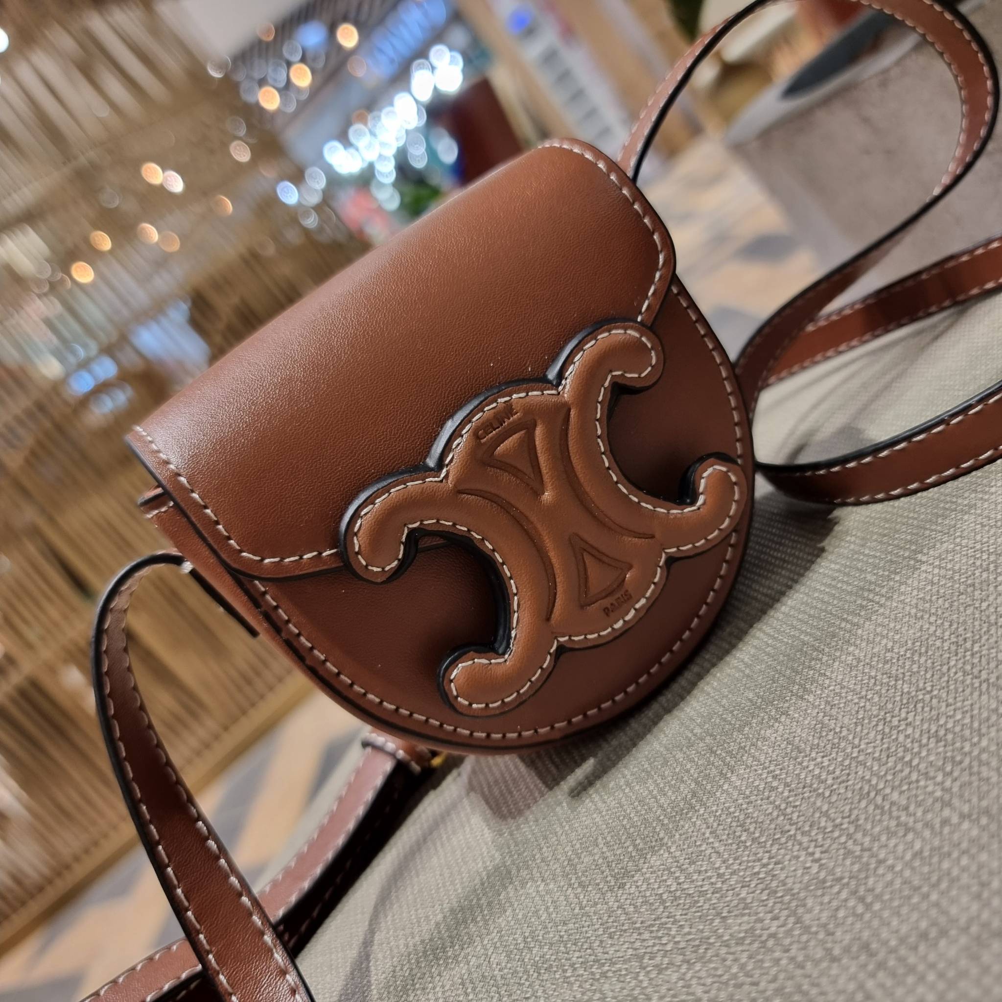 CELINE BESACE CUIR TRIOMPHE MINI BAG รุ่นที่หนุ่มๆสาวๆต่าวก็ถามหา!! เดอะเบสท์เซลเลอร์ กระเป๋าสะพายมินิไซส์ เล็กแต่ปังมาก!! ดีเทลเรียบแต่หรู วัสดุหนังแท้ สีคลาสสิค เปิด-ปิดด้วยกระดุมแน่นหนา ภายในเป็นช่องโล่ง สายสะพายในตัวปรับได้ตามชอบ ใบนี้สามารถใส่บัตร ใส