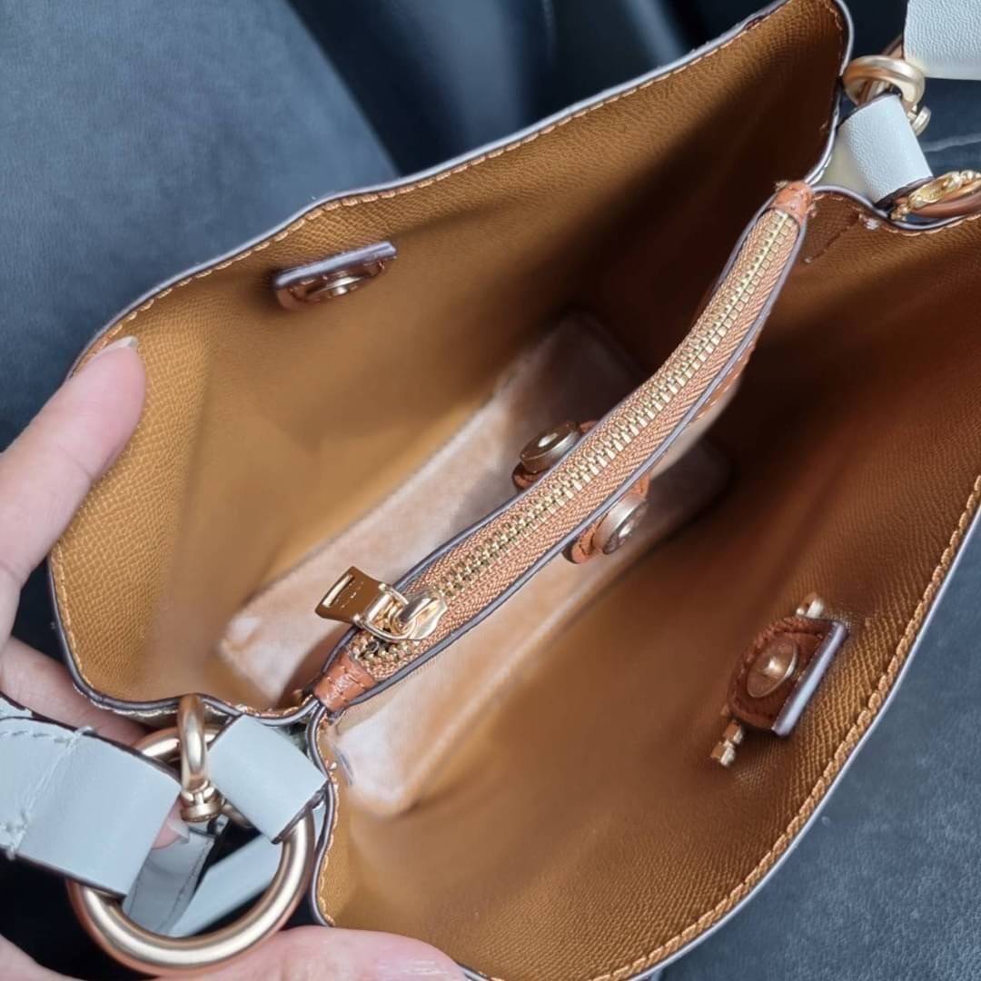 COACH 2312 SMALL TOWN BUCKET BAG IN SIGNATURE CANVAS รุ่นยอดนิยมใบเล็กมาครบสีแล้วจ้า กระเป๋าทรงบัคเก็ต สีผู้ดี๊ผู้ดี ตัวกระเป๋าดีไซน์คลาสสิคลายซี ดูโดดเด่น วัสดุหนังแคนวาสเคลือบลาย สวยคมทุกมุมจริงๆ!! เปิด-ปิดด้วยกระดุมแม่เหล็กทั้ง 2 ฝั่ง ภายในเป็นช่องโล่ง