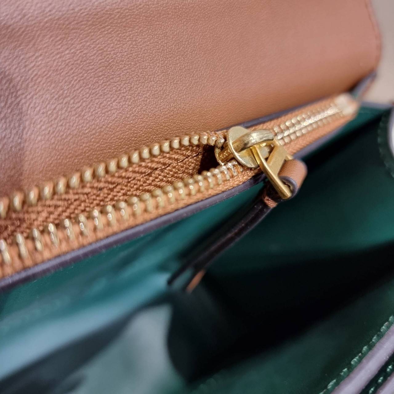 TORY BURCH ELEANOR SMALL CONVERTIBLE SHOULDER BAG ฮอตไอเท็ม รุ่นนี้ขายดีขายหมด คัมแบค!! สวยหรู คุณหนู ผู้ดี!! หายากมากที่สุด!! กระเป๋าสะพายข้าง ดีไซน์อยู่ทรง ขนาดกำลังสะดวกใช้สำหรับสาว วัสดุหนังแท้เต็มใบ สีทูโทน เปิด-ปิดด้วยแถบแม่เหล็ก ภายในแบ่งสัดส่วนได้