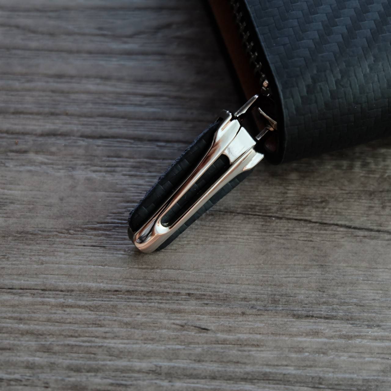 Calvin Klein Long Wallet กระเป๋าสตางค์ใบยาวซิปรอบ ภายในมีช่องใส่ธนบัตร, รูป, บัตร และช่องซิปใส่เหรียญ จะมอบเป็นของขวัญหรือใช้เองก็แนะนำเลยค่ะ