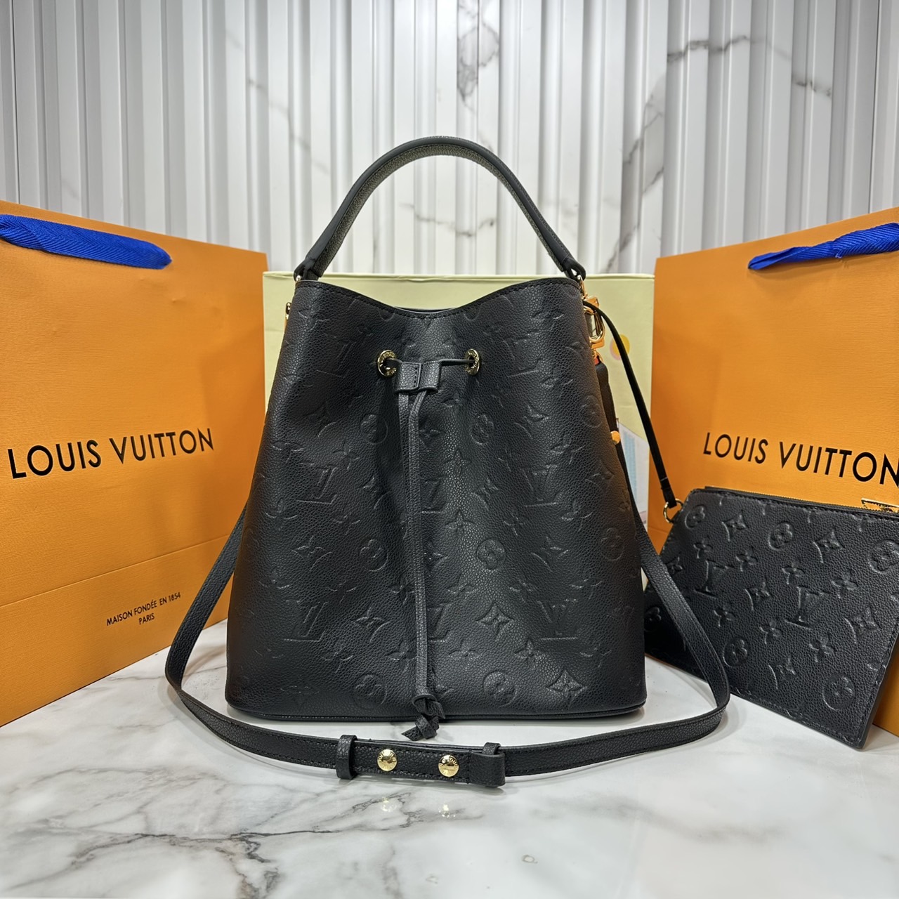 ORI หนังแท้ | LV NeoNoe MM Bucket bag Monogram Flower กระเป๋าสะพายทรงบัคเก็ต เอกลักษณ์ LV และลาย Monogram Flower อันโดดเด่นเพิ่มสไตล์ มีเสน่ห์ชวนหลงใหล
