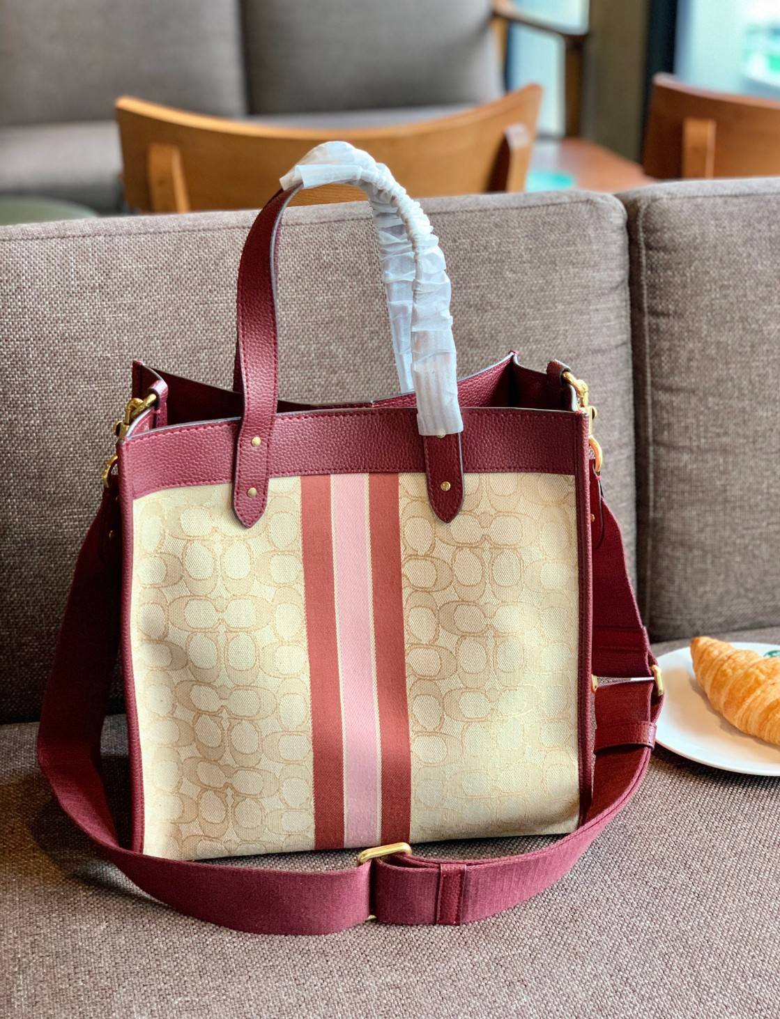 Coach 5868 Field Tote In Signature Jacquard With Horse And Carriage Prints 📣พร้อมส่ง ยังไม่เข้าไทยจ้าา!! กระเป๋าทรงTote สูง ใบใหญ่ วัสดุJacquard+หนังแท้ อย่างดี ได้ลงตัวแมทกันสวยงามมากๆค่ะ ด้านหน้าตัดแทบสีตรงกลางยาวลงมาบวกกับป้ายแบรนด์หนังตัวใหญ่ด