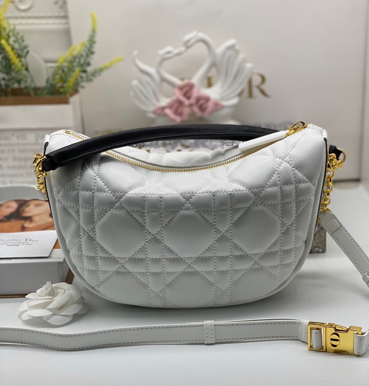 หนังแท้ DIOR MEDIUM DIOR VIBE HOBO BAG รุ่นใหม่ล่าสุด พร้อมส่งที่ไทย เกรดออริจินอลหนังแท้ สวยมากค่ะ ภาพสินค้าถ่ายจากงานขายจริง ใช้งานต่างประเทศได้