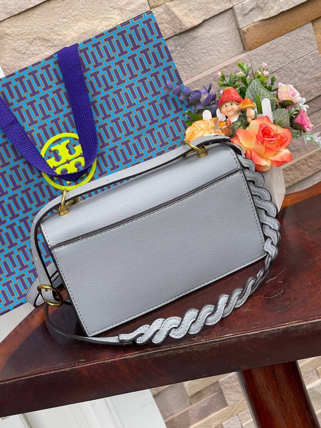 Tory burch miller mini bag หนึ่งในแบรนด์เนมยอดฮิตระดับโลกที่สายแฟชั่นตัวจริงต้องมีสักใบในตู้ เพราะเป็นแบรนด์ที่เหล่าบรรดาเซเลปและดาราใช้กันเยอะมาก รุ่นก็เป็นอีกหนึ่งใบที่คุ้มค่าคุ้มราคามากค่ะ ด้วยดีไซน์กึ่งทางการ กึ่งลำลอง จึงใช้งานได้หลายโอกาส แม้จะมีขนา