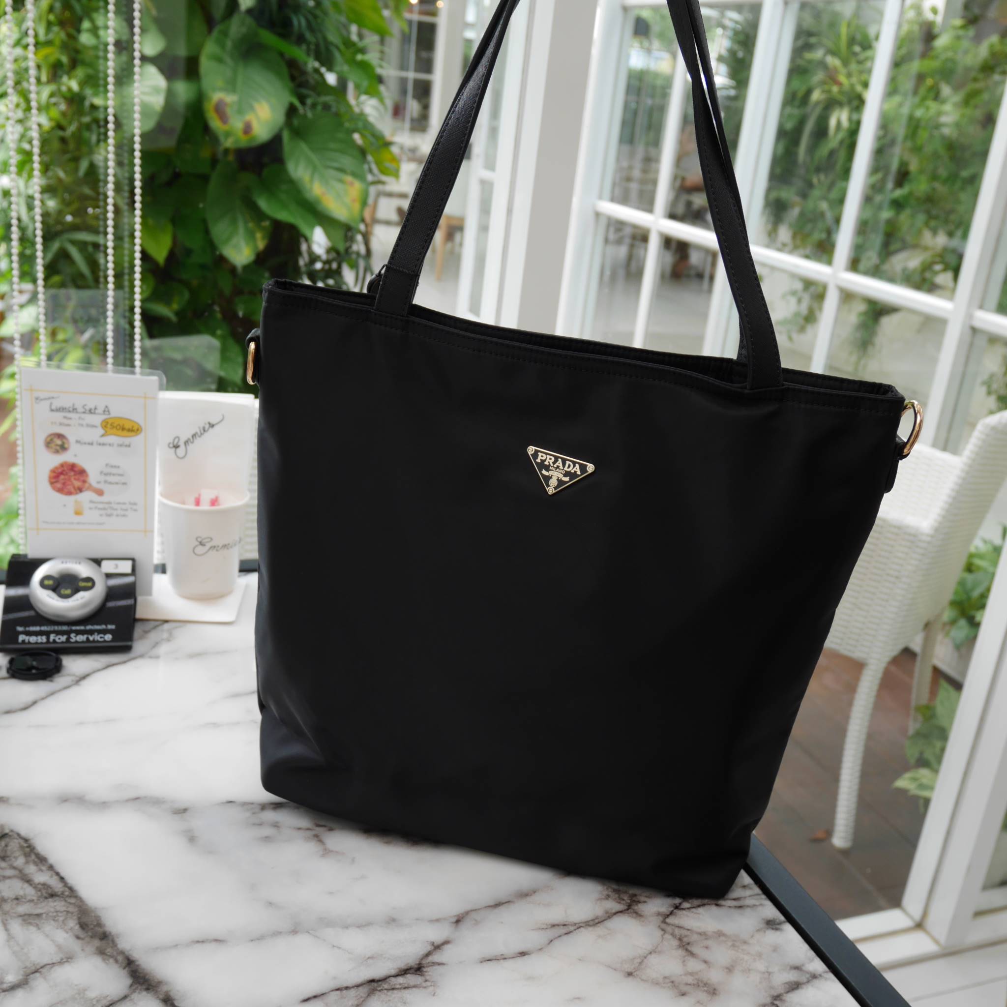 งานขายดีคะ ♡♡ กระเป๋าสะพาย ทรง TOTE จากแบรนด์ PRADA มาค่า ตัวกระเป๋าเป็น nylon ทั้งใบ สะพายเป็น shoulder bag หรือถือได้ค่ะ ด้านหน้าเป็นลายหมี ปักกลิ้ตเตอร์ + logo brand ใช้แล้วสวยมากๆ อะไหล่ทองหรูมาก จุของคุ้ม ใส่หนังสือ หรือ MacBook ได้ค้า 