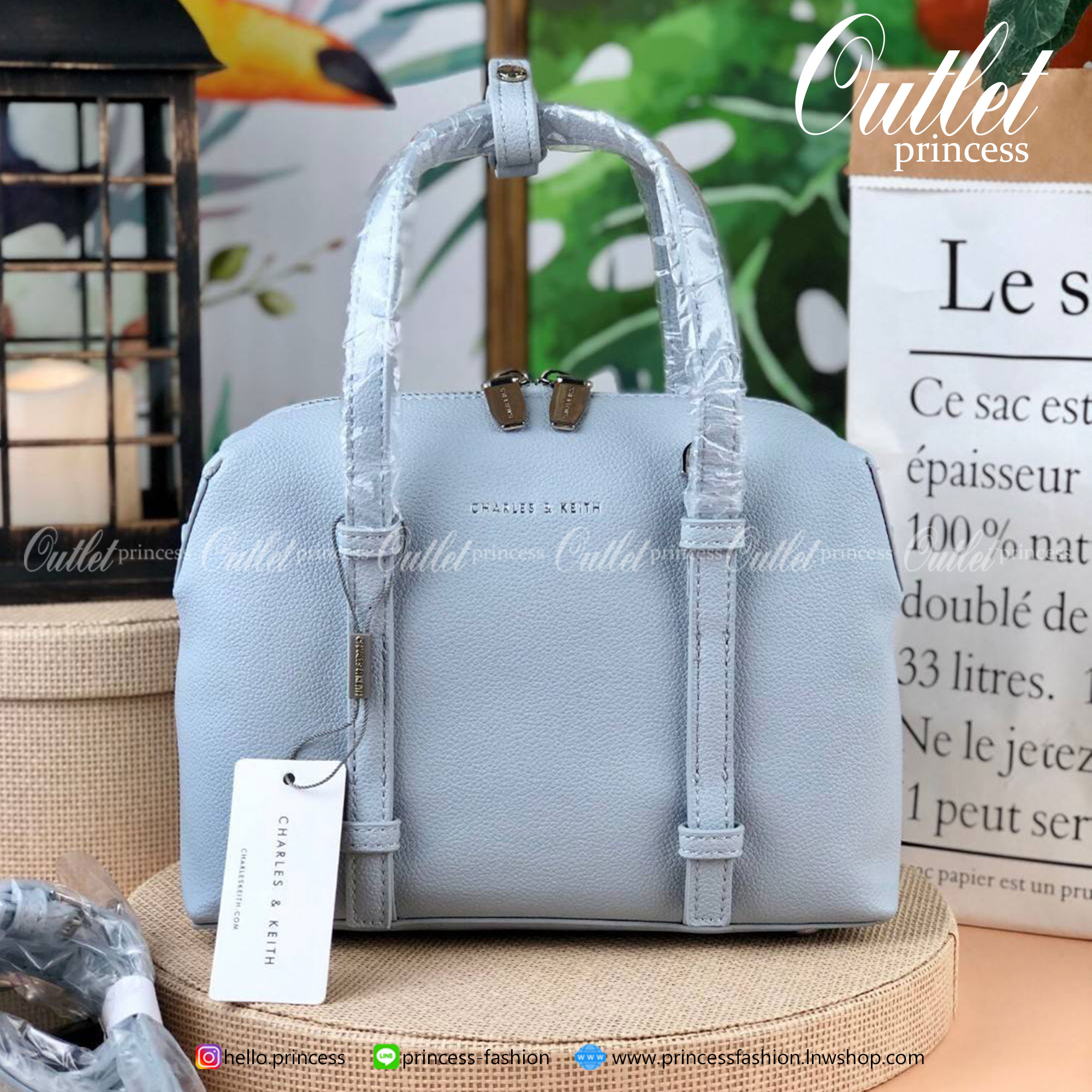 Charles & Keith Bowling Bag กระเป๋าถือ/สะพายทรงโบว์ลิ่ง จุของดีมากๆ วัสดุหนังลายลิ้นจี่ ปั๊มโลโก้แบรนด์ด้านหน้า มีหมุดรองฐานกระเป๋าทั้ง 4 มุม รุ่นนี้จะมีตัวล็อกหูหิ้วกระเป๋าด้วยค่า เปิดปิดแบบซิป ด้านในมีช่องซิปเล็กอีก 1 ช่อง ใส่กระเป๋าเงินใบยาวได้ค่า กับข