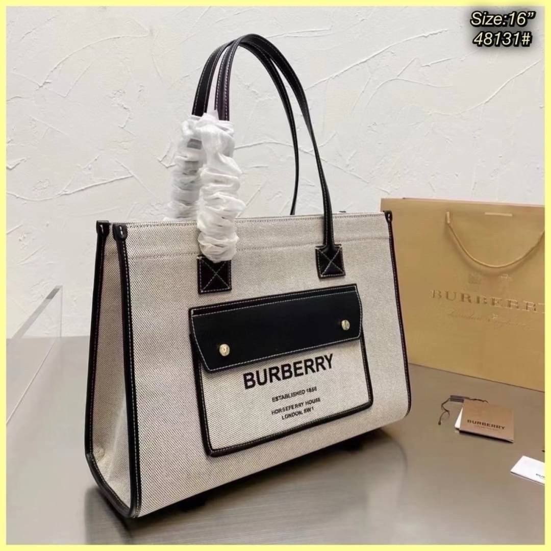 Burberry Freya Canvas Tote Bag Large กระเป๋าสะพายทรงโท้ทใบใหญ่จุใจ ดีไซน์ทรงเหลี่ยมสวยอยู่ทรง ด้านหน้ามีช่องใส่ของ ภายในโล่งกว้างจุของใช้ได้เยอะ