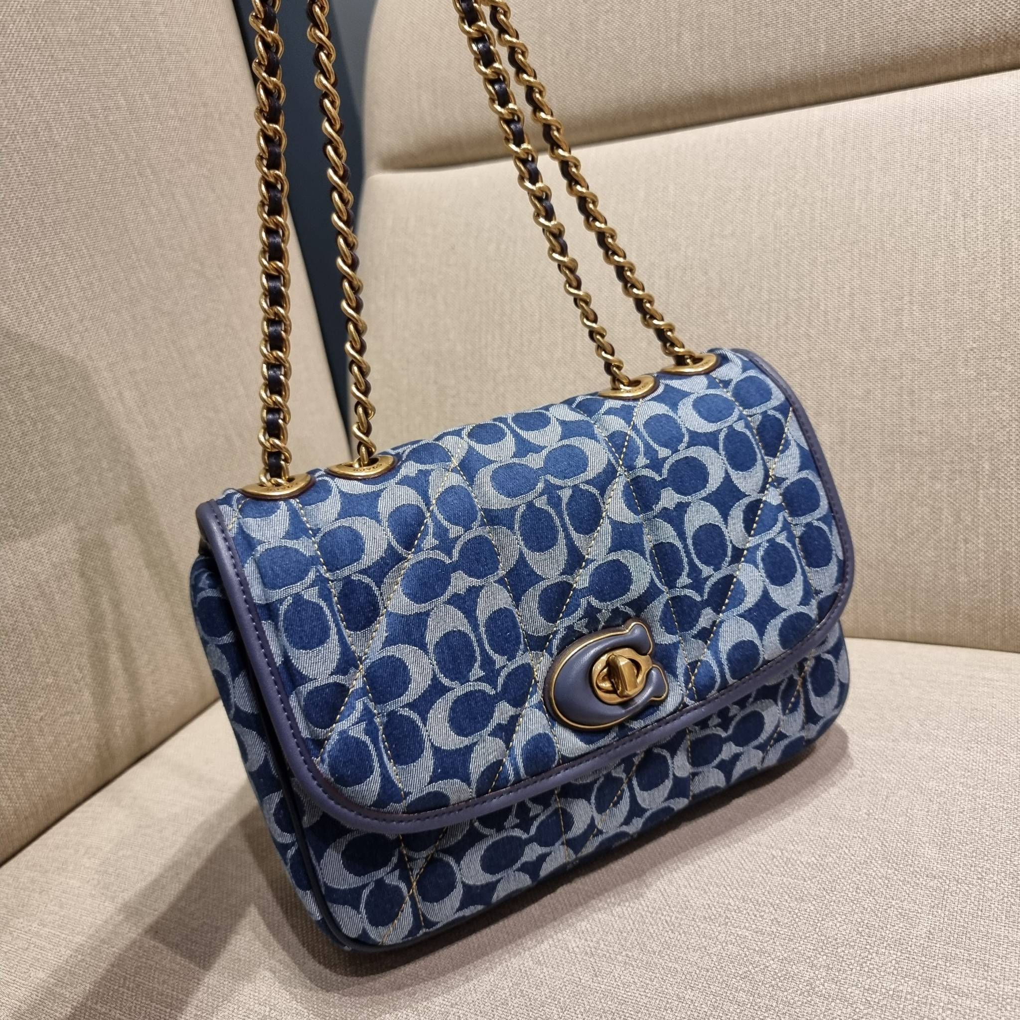COACH CA104 PILLOW MADISON SHOULDER BAG IN SIGNATURE DENIM WITH QUILTING หรูหราที่หนึ่งต้องยกให้เลย กับไอเท็มนี้ กระเป๋าสะพายดีไซน์สุดล้ำ เดินเส้นสวยคม วัสดุผ้าเดนิม สวยเฉียบ ดูแพง เปิด-ปิดด้วยตัวบิดล็อค ใช้งานสะดวก ด้านหลังมีช่องเก็บของจุกจิกได้ ภายในแบ่