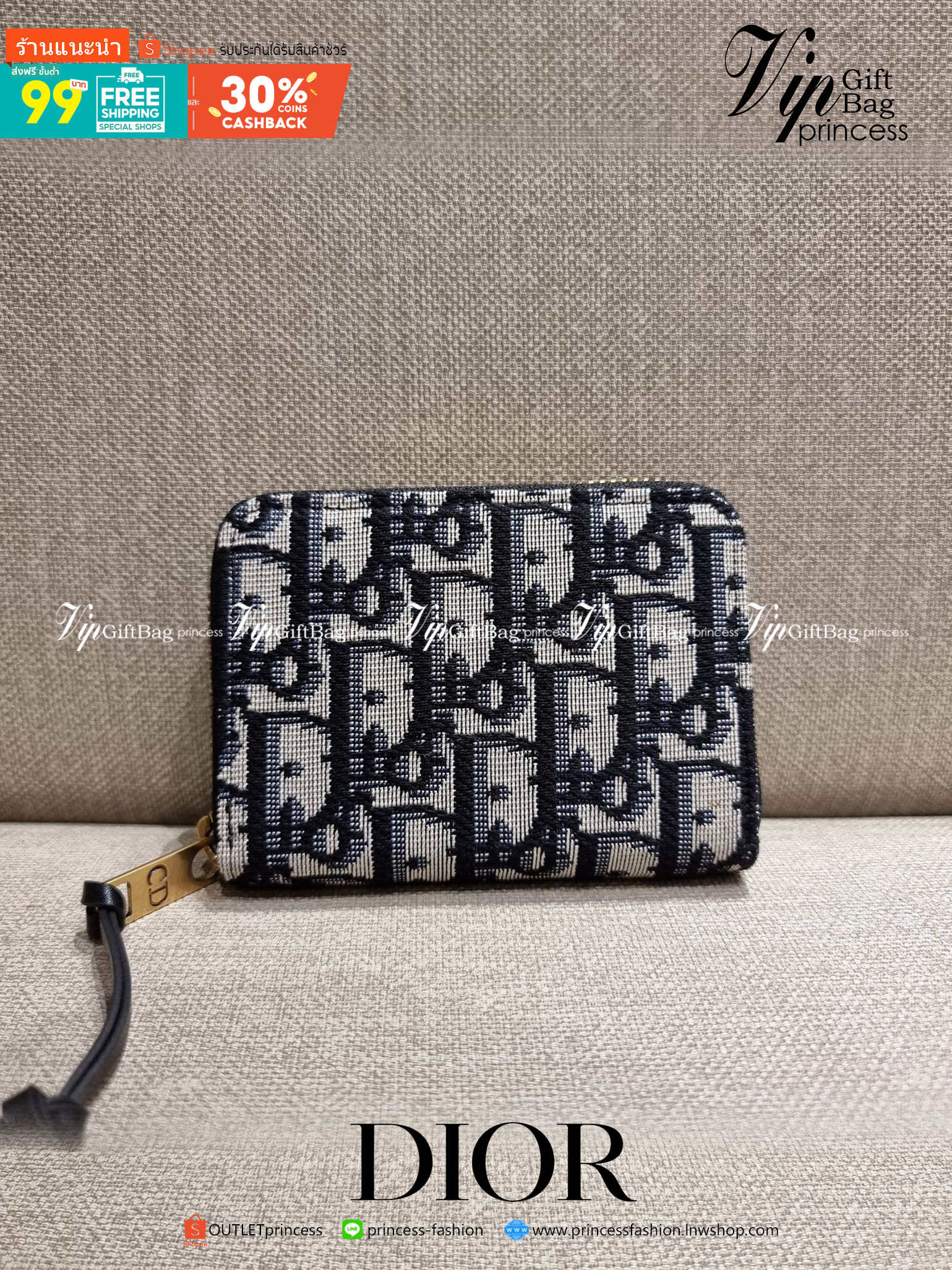 VIP 】CD ZIP AROUND SHORT WALLET WITH GWP กระเป๋าสตางค์ใบสั้นซิปรอบ พรีเมี่ยมกิ๊ฟจากเคาน์เตอร์ วัสดุผ้าแคนวาสปักลาย สลับหนังแท้ภายใน ดีไซน์เรียบหรู ผู้ดีที่สุด!! ภายในมีช่องใส่บัตร ใส่ธนบัตรได้ (แบบพับ) หรือจะพกไว้ใส่เหรียญ สะดวกใช้มากๆ มาพร้อม box set ในร