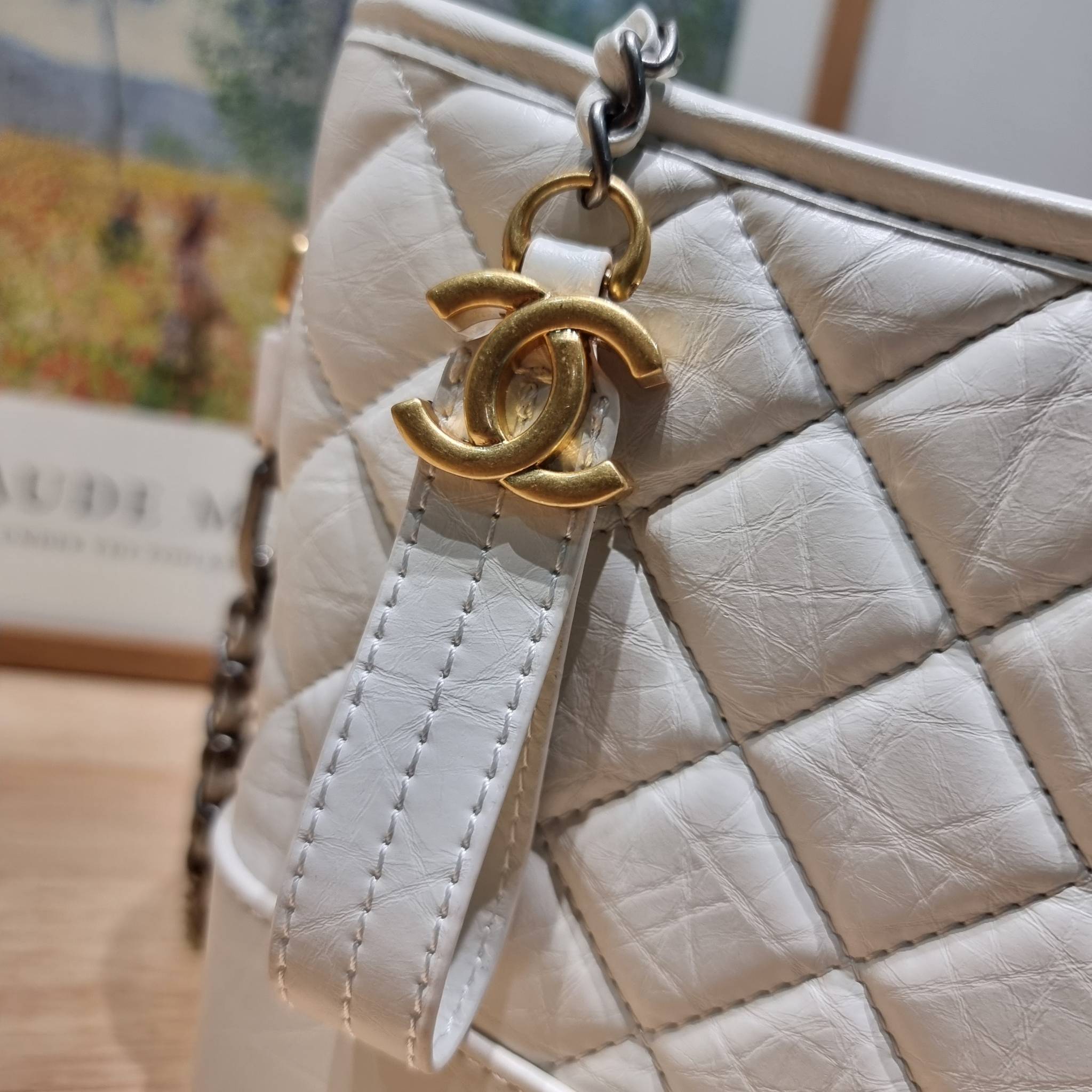 CHANEL Gabrielle Bag Medium สวยคลาสสิค No.1 ต้องยกให้ไอเท็มนี้เท่านั้น กับกระเป๋าสะพายซิกเนเจอร์ ดีไซน์ไม่เหมือนใคร เป็นเอกลักษณ์ ใช้งานได้หลากหลาย สะพายได้ไม่ซ้ำ