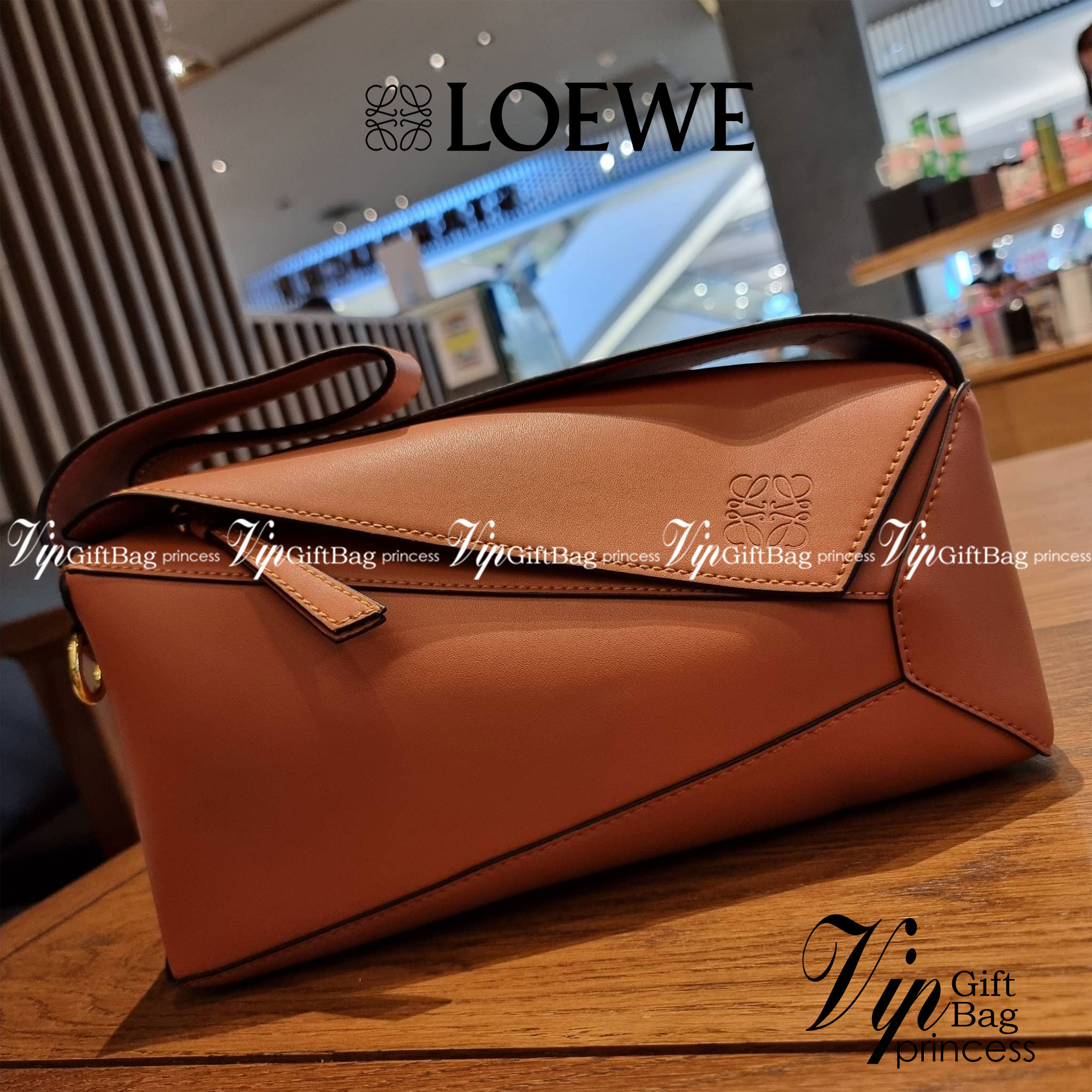 LOEWE PUZZLE HOBO BAG ใหม่ล่าสุด กับแบรนด์ที่มีดีไซน์โดดเด่นเป็นเอกลักษณ์ สวยหรูทุกรุ่นจริงๆ!! กระเป๋าสะพายโฮโบ ทรงสวย สไตล์พัซเซิลคลาสสิค วัสดุหนังวัวฟอกสี นิ่มมือ ฟินมาก!! เปิดใช้งานด้วยซิป ที่ภายในโล่งกว้าง ใส่ของสำคัญได้ครบไม่มีพลาด แบบสบายๆ มาพร้อมสา