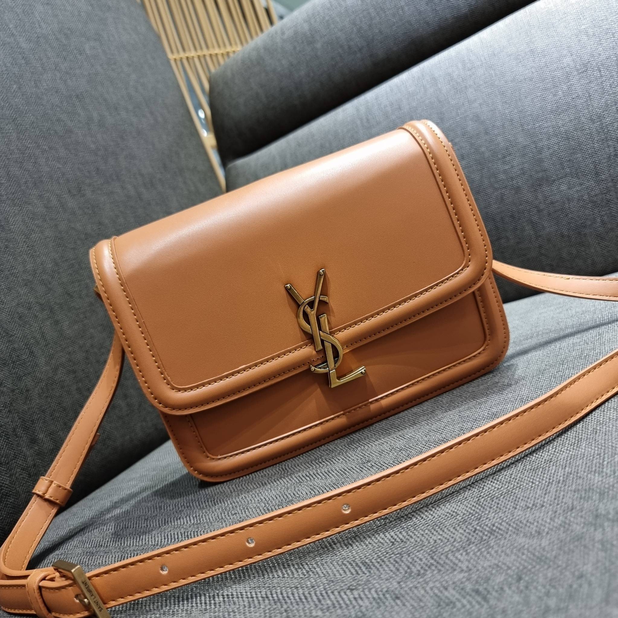 YSL SOLFERINO SATCHEL LEATHER / Yves Saint laurent crossbody bag กระเป๋าสะพายข้าง โลโก้โดดเด่น ดีเทลดูแพงด้วยตัวล็อค ใช้งานง่าย แน่นหนา วัสดุหนังแท้เต็มใบ ภายในเป็นช่องโล่ง ใส่ของสำคัญได้เลยสบายๆ สายสะพายครอส ปรับใช้ได้ตามตัว ใบจริงสวยคม ราคาสุดคุ้มพร้อม 