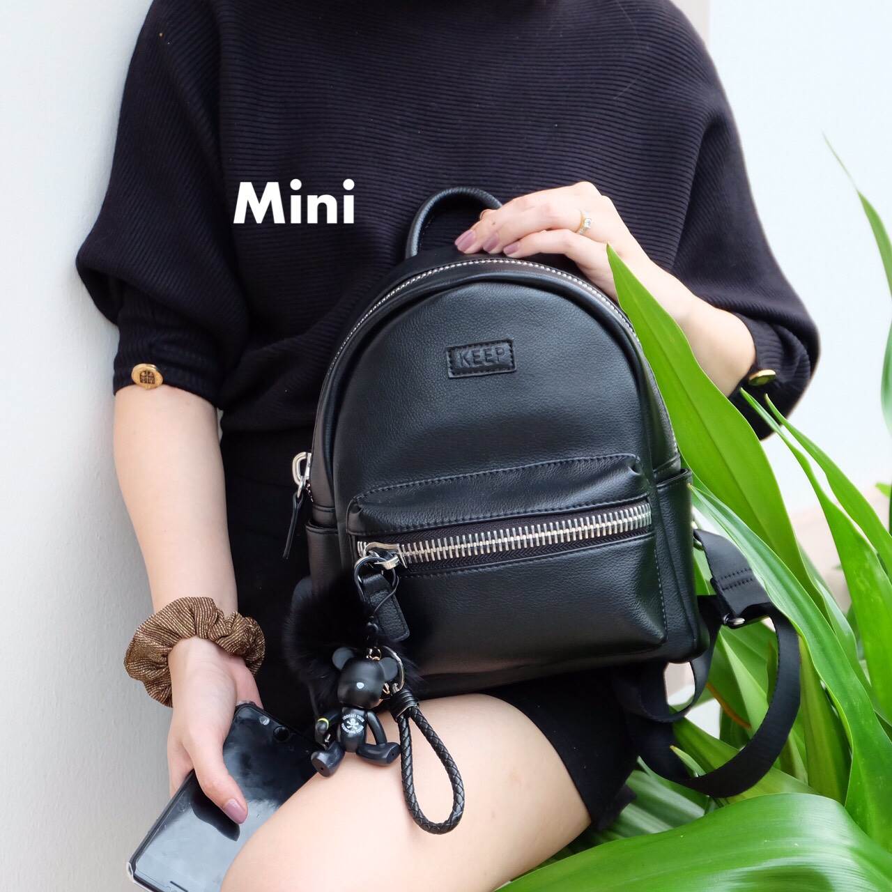 KEEP รุ่น Leather classic backpack >กระเป๋า หนังเนื้อดี นิ่มมาก ลายหนังชัด ทนทานคะ >น้ำหนักเบา ดีไซด์ ทันสมัย เข้าได้กับทุกชุด >สายสะพายเป็นหนังอย่างดี ด้านหน้าและด้านข้างประดับหมุด ด้านข้างมีช่องไว้ใส่ของได้ >ภายในตัวกระเป๋ามีช่องเก็บของจุกจิ