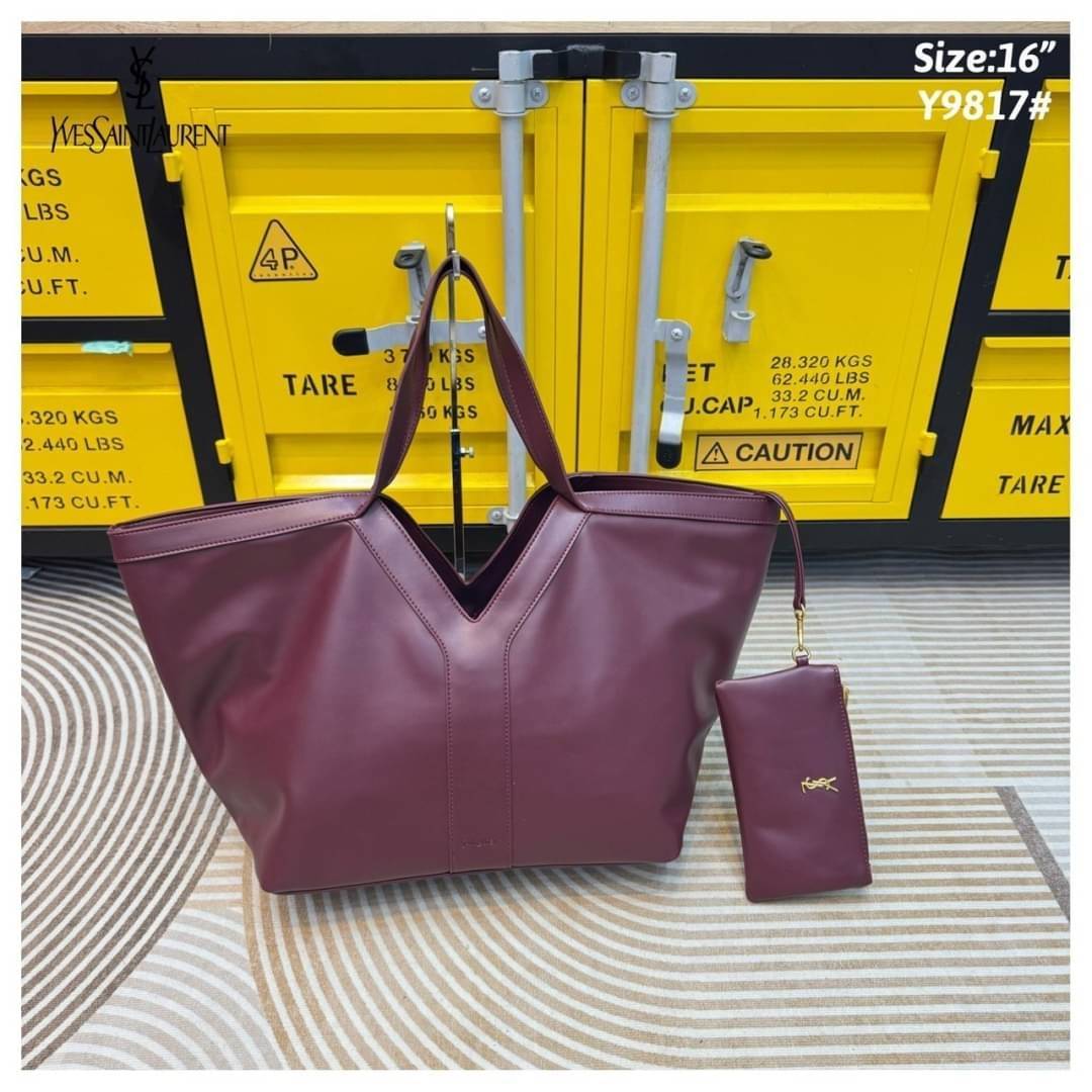 YSL Y TOTE IN LEATHER BAG กระเป๋าสะพายทรงโท้ทใบใหญ่ รุ่นใหม่ล่าสุด งานหนังสวยเต็มใบ ดีไซส์เรียบหรูดูแพงอย่างแท้จริง ภายในโล่งกว้างมาก จุของได้เยอะสุด เอาใจสายแบกแต่ยังคงความหรูไว้ในตัวอย่างแน่นอน