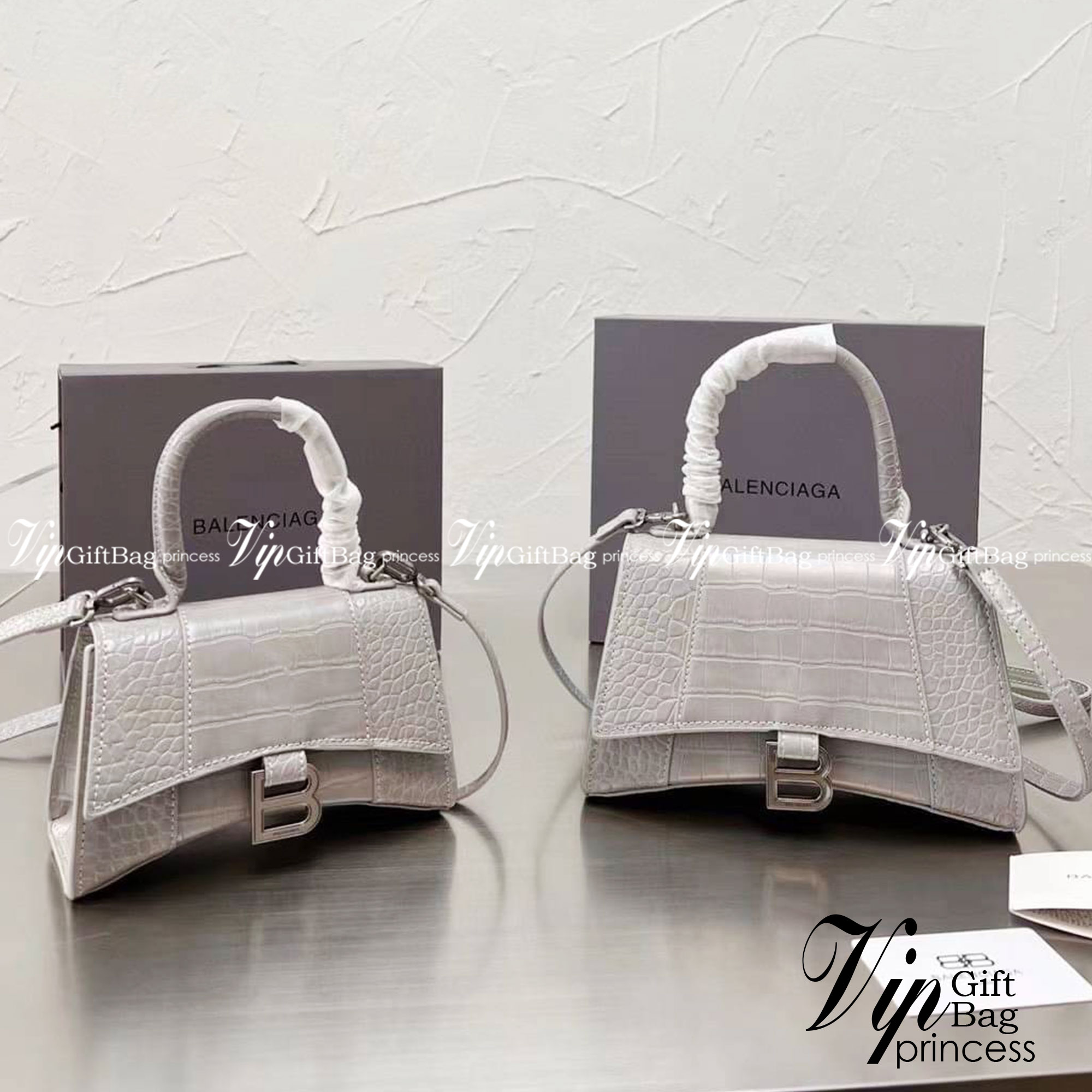 BALENCIAGA Hourglass BAG XS S / BALENCIAGA Hourglass Crocodile embossed calfskin กระเป๋าสะพายแบรนด์หรูซิกเนเจอร์ใบล่าสุด ที่มาพร้อมดีไซน์โดดเด่น มีความโฉบเฉี่ยว โค้งมนเหมือนพระจันทร์เสี้ยว เพิ่มความโดดเด่นสะดุดตาด้วยการตกแต่งอักษร B เมทัลลิก ที่เป็นเอกลัก