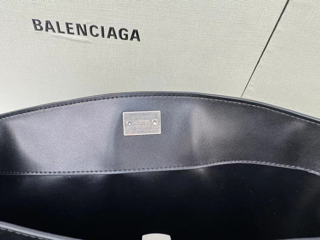 Balenciaga Rodeo Small Handbag in Black 25cm กระเป๋าสะพายหนังเรียบผิวสัมผัสนุ่มสบายผิว ดีไซน์เรียบหรูตามเอกลักษณ์ของแบรนด์ ภายในโล่งกว้าง จุของได้เยอะ ใบจริงน้องสวยน่าใช้มาก