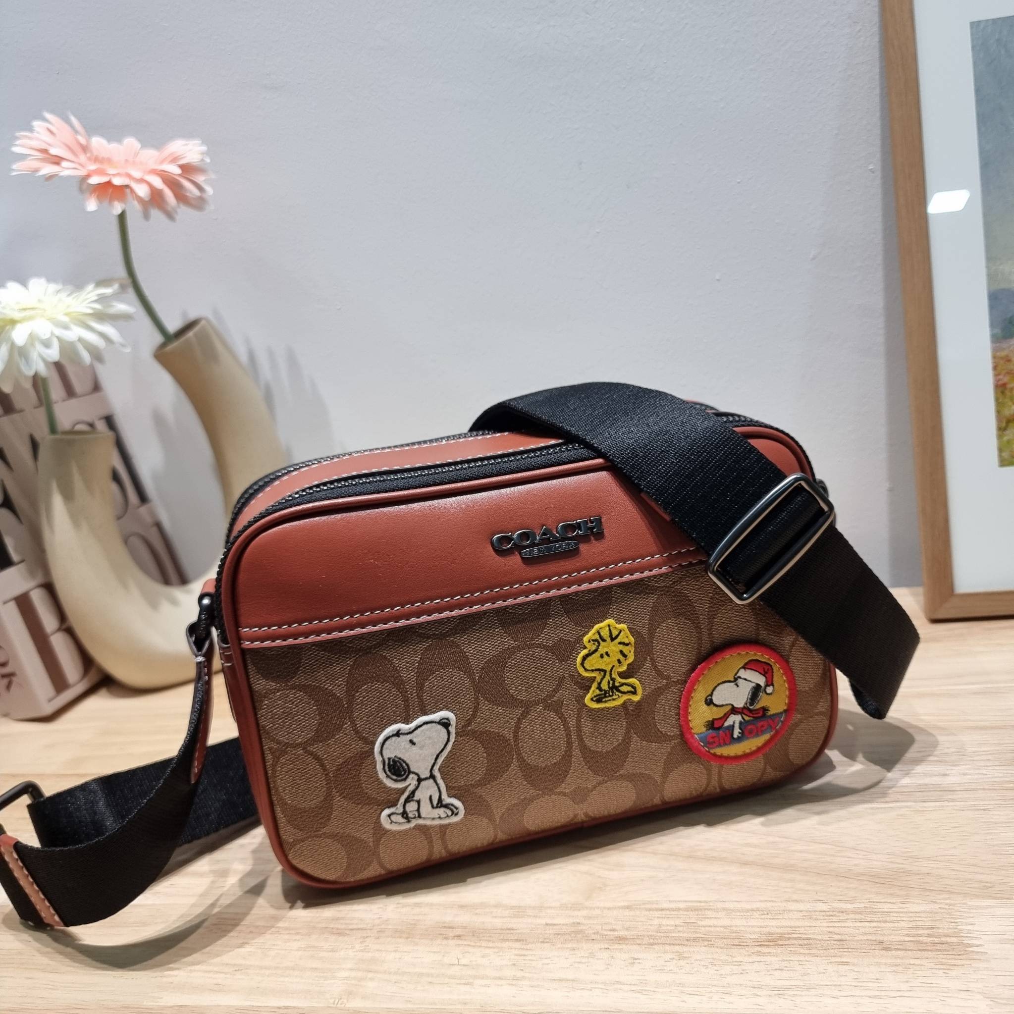 Coach X Peanuts Graham Crossbody In Signature Canvas With Patches CE746 กระเป๋าครอสบอดี้ทรงยอดฮิต กับคอลเลคชั่นใหม่ เฉลิมฉลองเทศกาลคริสต์มาส รุ่นนี้สามารถใช้ยูนิเซ็กส์ สาวๆหนุ่มๆได้หมด น่ารักน่าใช้เกิน!! รูปทรงดีไซน์คลาสสิค สีสันโดดเด่นสดใส ใช้งานสะดวก วั