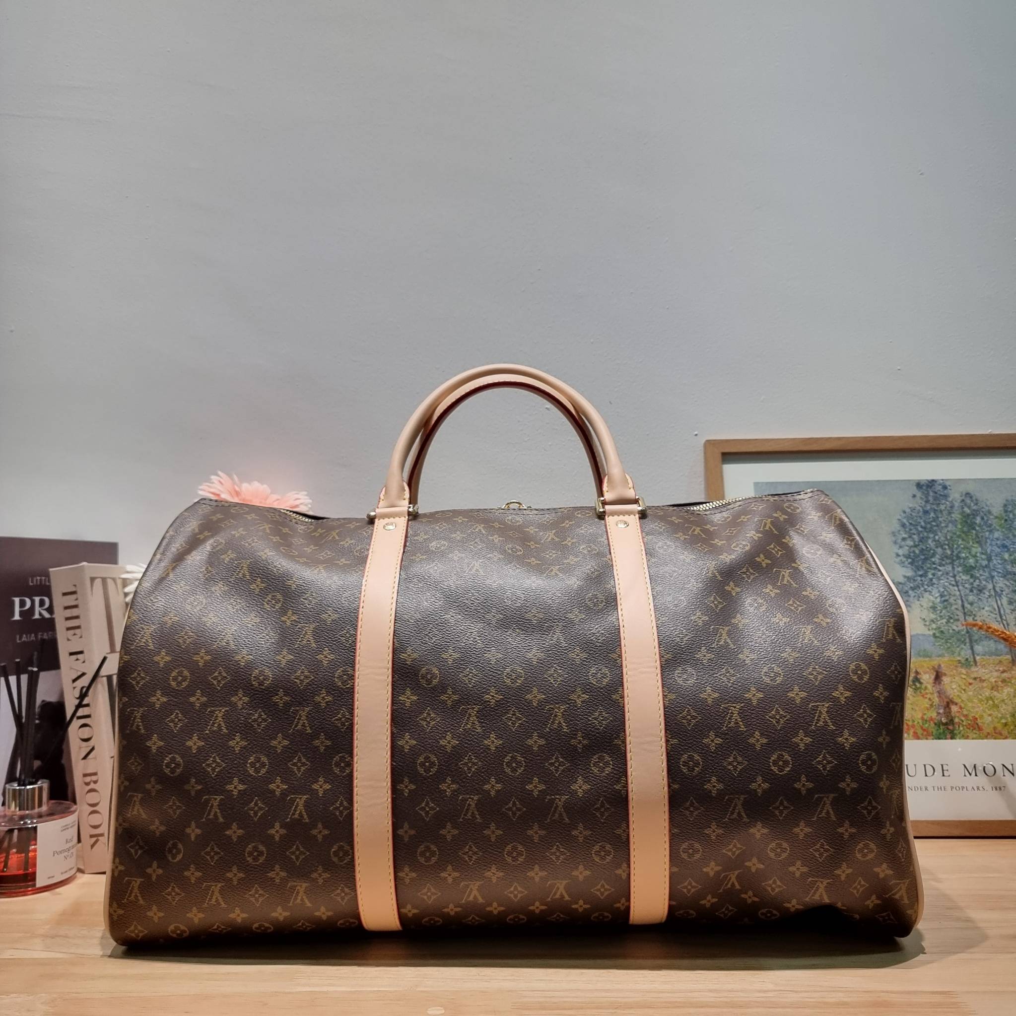 LV KEEPALL BANDOULIERE กระเป๋าเดินทางสุดคลาสสิค ทึ่ใครๆก็เฝ้ารอ ไอเท็มที่จะทำให้การเดินทางไม่ธรรมดาอีกต่อไป ด้วยดีเทลความเป็นเอกลักษณ์ เรียบแต่หรู วัสดุหนังแคนวาสคุณภาพดี ลวดลายโมโนแกรม เปิด-ปิดด้วยซิปแน่นหนา มีกุญแจล็อคได้ มีสายสะพายครอสให้ ภายในโล่งกว้า
