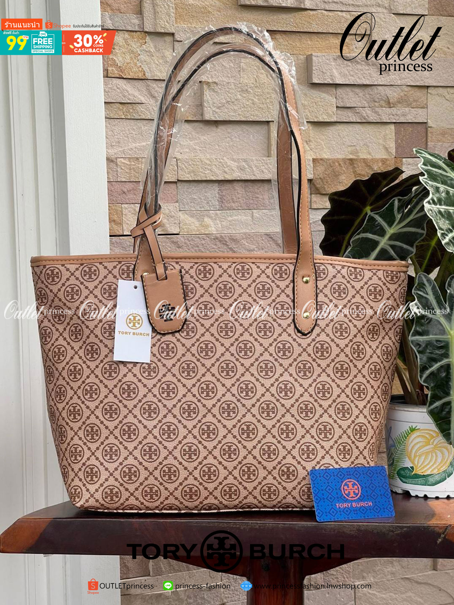 OUTLET 】Tory burch T Monograme Large shopping bag กระเป๋าสะพายใบไหล่ใบใหญ่ โดยตัวกระเป๋าทำมาจากผ้าแคนวาสเคลือบผิวด้านทนต่อรอยขีดข่วนได้เป็นอย่างดี ขนาดที่ใหญ่สามารถใส่ได้ทั้งเอกสารและสัมภาระต่างๆ พร้อมด้วยซิปปิดกระเป๋าด้านบนจึงเป็นอีกรุ่นที่เหมาะกับสาวออฟ