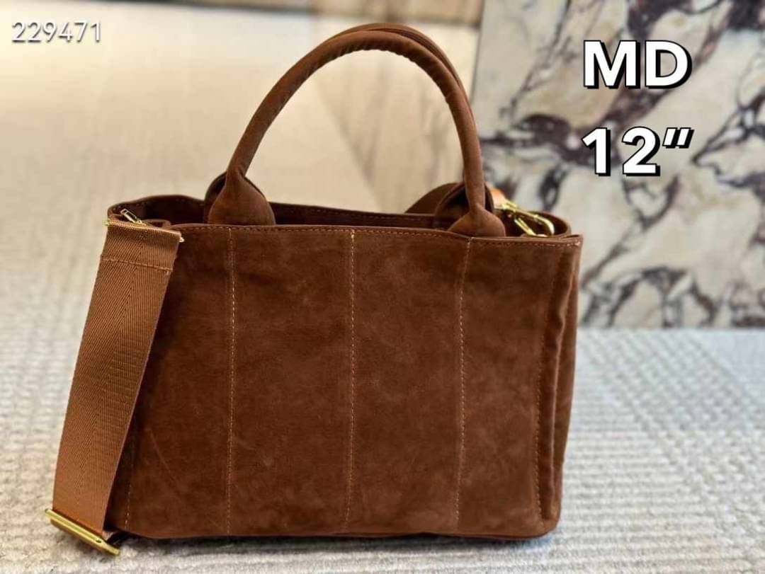 PRADA Suede Tote Bag กระเป๋าทรงโท้ทงานหนังกลับ สวยเด่นเป็นเอกลักษณ์มาก ดีไซน์เรียบแต่มากมีอยู่จริง สวยดูแพง ที่ไม่มีตอนนี้คือพลาด