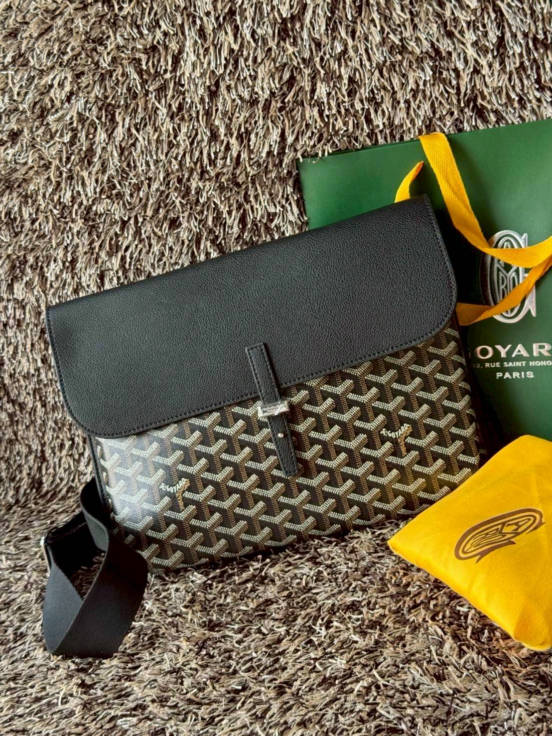 ORI หนังแท้ | Goyard Coursier Messenger bag กระเป๋าทรงแมสเซ็นเจอร์ดีไซน์ใหม่เพรียวบาง น้ําหนักเบากะทัดรัด ภายในมีช่องหลักขนาดใหญ่และกระเป๋า มีช่องด้านหลังสําหรับจัดเก็บสิ่งจําเป็นในชีวิตประจําวัน