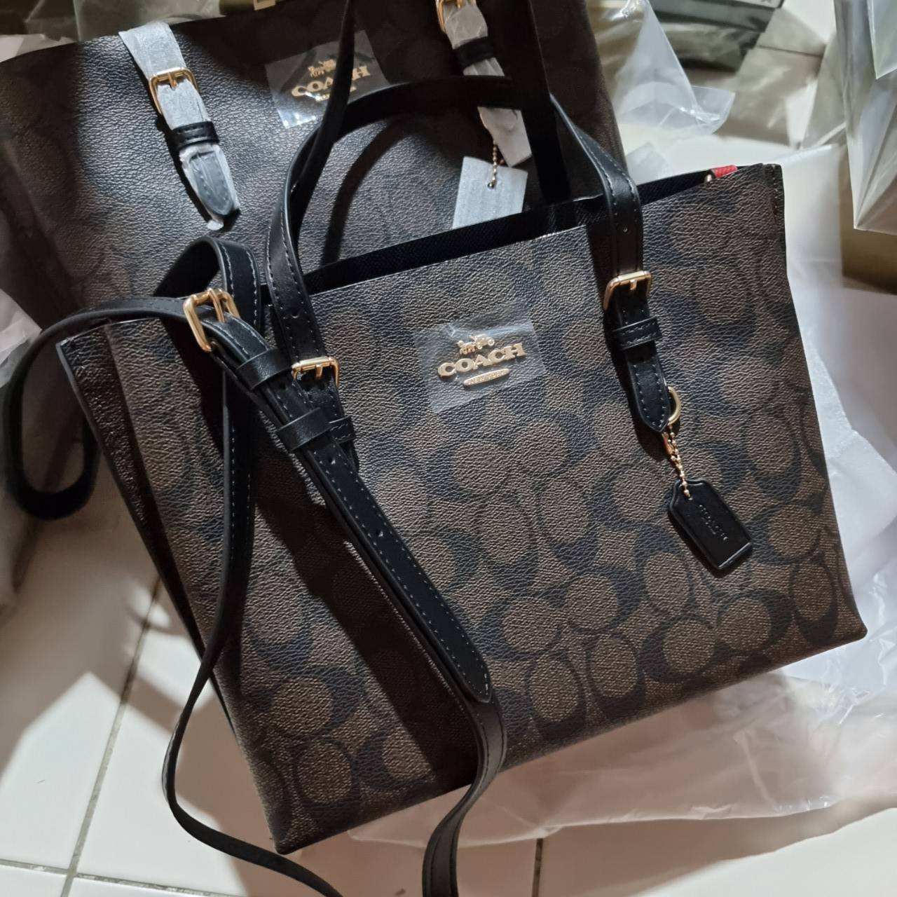 COACH C4250 MOLLIE TOTE 25 IN SIGNATURE CANVAS น้องมาแล้วจ้าาา ใหม่ล่าสุด กระเป๋าโท้ทไซส์เล็กที่สาวๆตามหา ดีไซน์คลาสสิคเหมือนเดิม เพิ่มเติมคือสะดวกขึ้นเยอะ!! ย่อส่วนมาจากใบใหญ่เป๊ะๆ น่ารักน่าใช้มากๆ วัสดุหนังแคนวาสเคลือบลาย ภายในโล่งกว้าง มีช่องซิปกลางใส่