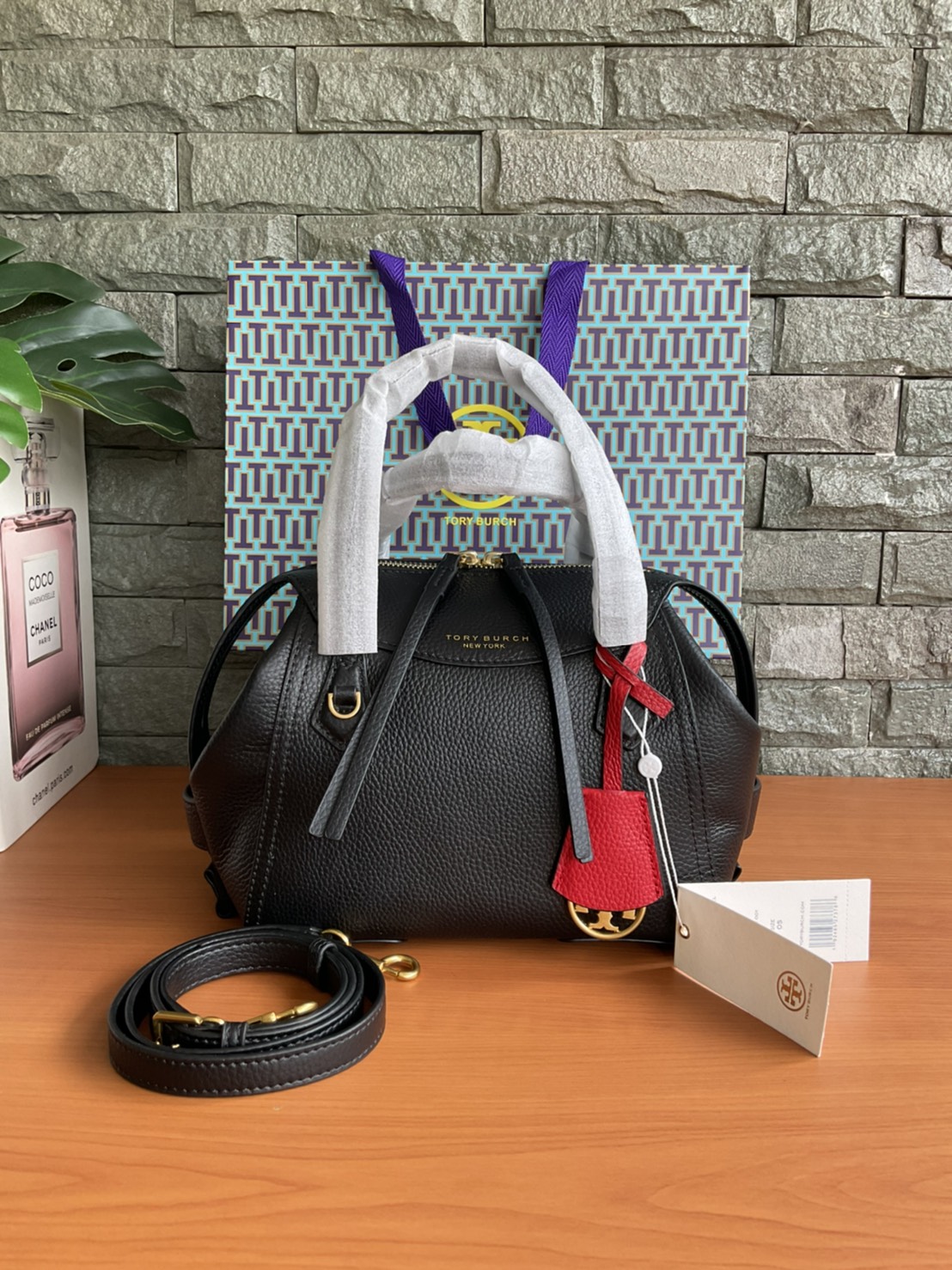 ของแท้ Tory Burch Bur Perry Small Satchel ( Style : 61169 ) กระเป๋าถือ/คล้องแขน/สะพายข้าง แบรนด์ยอดนิยม รุ่นใหม่ล่าสุดแบบคลาสสิก แบบทันสมัย สวยโดดเด่น