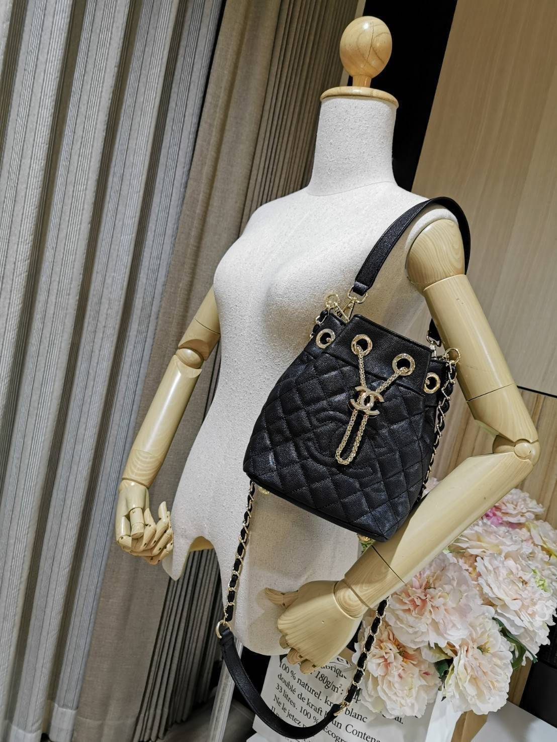 CHANEL Crossbody Bag With Chain / Chanel Bucket Bag กระเป๋าถือหรือสะพาย หนังคาเวียร์ลายตาราง ใช้ได้หลายสไตล์