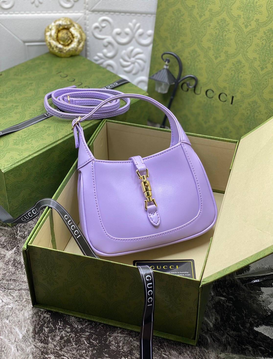 VIP GIFTbag 】หนังแท้ GUCCI Jackie 1961 mini shoulder bag กระเป่ารุ่นฮิตจาก Gucci ต้องบอกเลยว่าสำหรับสาวๆหลายคนนั้น ที่ชื่อชอบ หรือเป็นสาวกกลับแบรนด์อย่าง Gucci ต้องบอกเลยนะว่าสำหรับรุ่นนี้ห้ามพลาดไปทีเดียว บอกว่าได้เป็นตำนานควาวินเทจได้อย่างดี โดยขนาดของต
