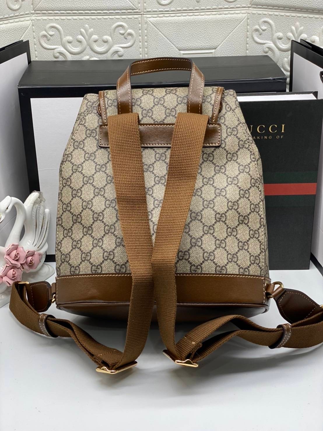 VIP 】หนังแท้ Gucci GG Supreme canvas backpack น้องน่ารักอดใจยังไงไหว!! กระเป๋าเป้สะพาย ไซส์กำลังดี รูปทรงสวยลงตัว วัสดุหนังแคนวาส ด้านหน้ามีช่องซิปปิด มีฝาปิดกันของหล่น ภายในเป็นช่องโล่ง ใส่ของสำคัญๆได้ พกแบบคิ้วท์ๆ ชิคๆ สายสะพายยังสามารถปรับตามตัวได้อีก 