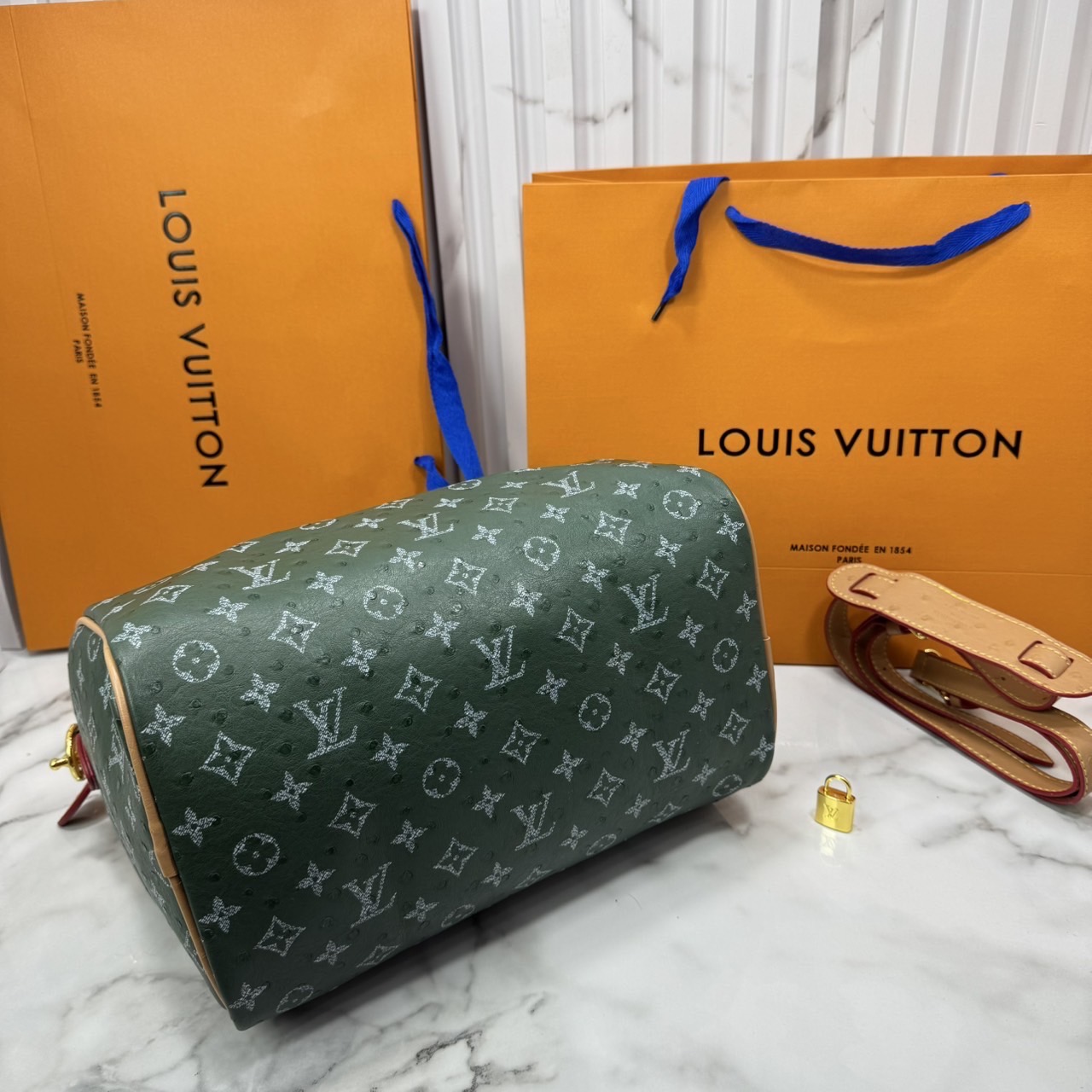 ORI หนังแท้ | LV Speedy P9 Bandoulière 30 Bag กระเป๋าสะพายทรงหมอนสปีดี้ใบใหญ่ คอลใหม่ล่าสุดหรูหราโดดเด่น แต่งลายนูนเพิ่มเท็กเจอร์เต็มใบ รูปทรงใช้งานง่ายสวยตลอดกาล