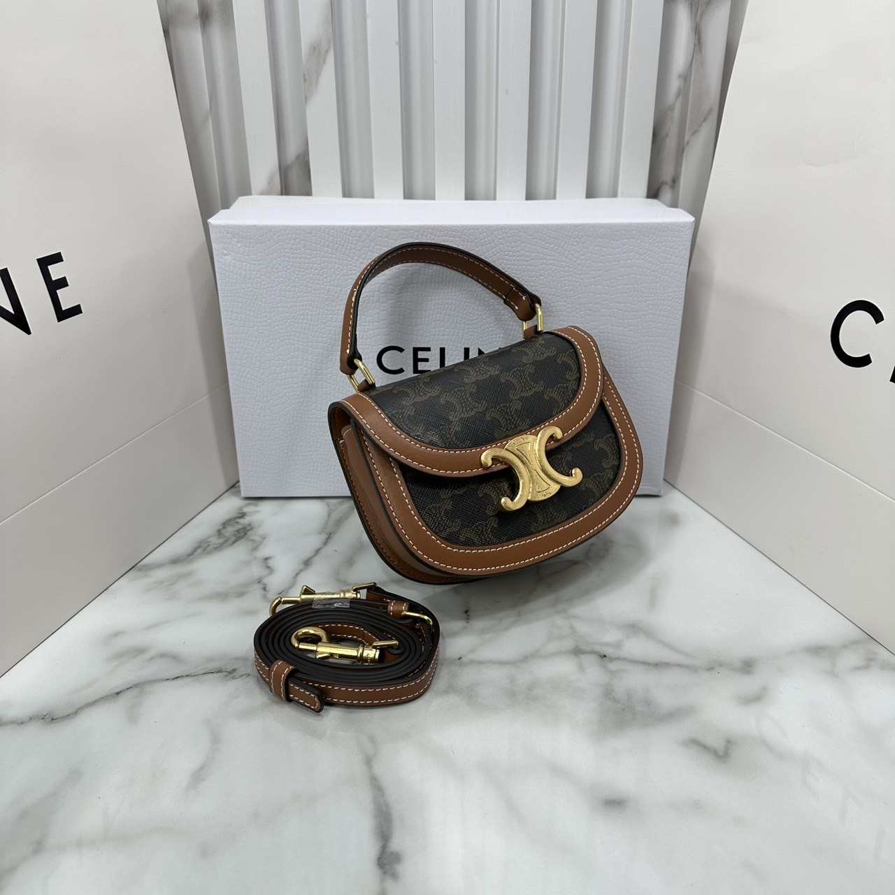 ORI หนังแท้ | CELINE MINI BESACE CLEA in Triomphe canvas and leather กระเป๋าสะพายพร้อมหูจับ ไซส์มินิ แคนวาส Triomphe แต่งขอบหนัง แต่งโลโก้สีทองหรูหรา สวยโดดเด่น สามารถถือ สะพายไหล่ และสะพายข้างได้