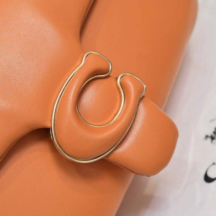 COACH PILLOW TABBY SHOULDER BAG 26 ไซส์ใหญ่ จุของได้ล้นๆ มาใหม่ขายดีที่สุด หนัง nappa หนานิ่ม นุ่มมากๆ พร้อมโลโก้รุ่นใหม่ด้วยเช่นกัน เพิ่มความหรู ดูดีเข้าไปอีกค่ะ