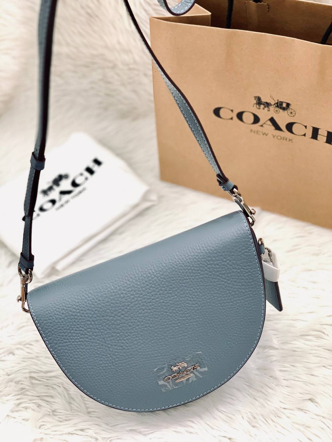 พร้อมส่งที่ไทยครบทั้ง6สีค่ะ 😘 Coach Ellen Crossbody In Signature ((C1432)) กระเป๋าทรงฮาฟมูนรูปทรงคลาสสิก ออกแบบให้มีลักษณะโค้งมน ไม่ดูเป็นทรงแข็งจนเกินไป ดีไซน์และสีของกระเป๋ายังเรียบง่าย เข้าได้กับทุกชุด สะพายครอสบอดี้ร์//สะพายข้าง หรือถือแบบคลัท