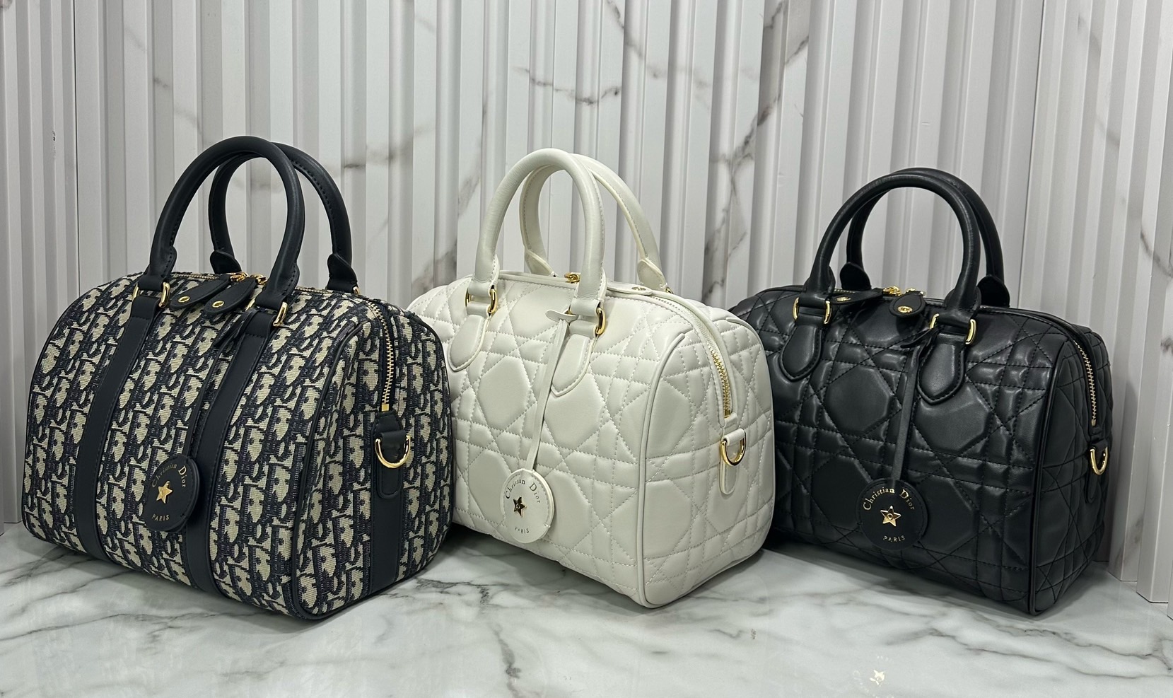 DIOR Groove 25 Bag / Dior Keepall Macrocannage Leather / Oblique Jacquard กระเป๋าสะพายทรงบอสตัน Keepall ทันสมัยและสง่างาม ใช้งานได้ทั้งแบบสะพายไหล่หรือสะพายแบบครอสบอดี้ เหมาะเป็นไอเทมคู่ใจในชีวิตประจำวัน เกรดออริ 1:1