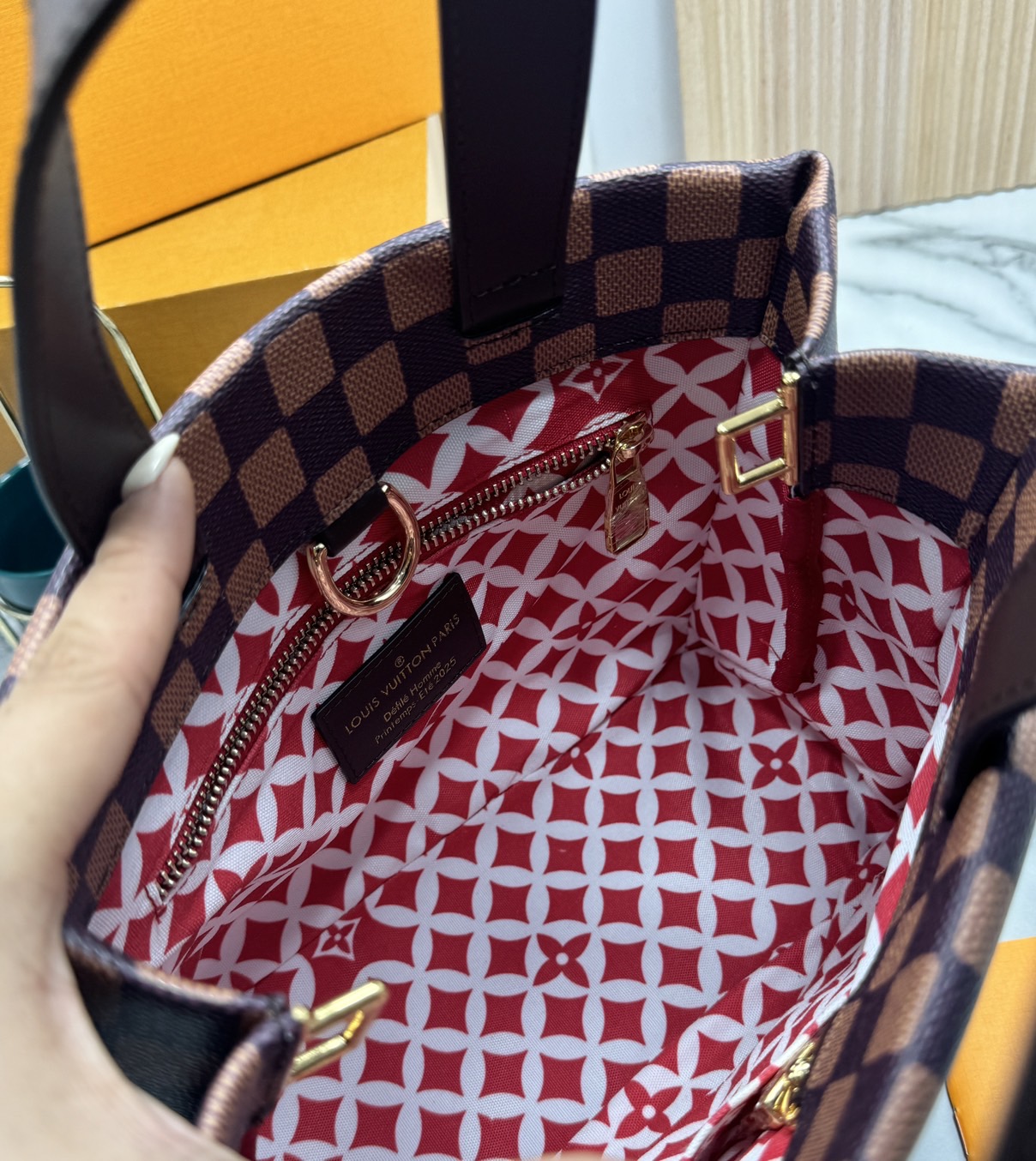 TOP ORI หนังแท้ | LV Mini Shopper Tote Bag Damier Phriendship Canvas กระเป๋าทรงโท้ท ดีไซน์แครี่ออลขนาดเล็กที่ได้แรงบันดาลใจจากดีไซน์กระเป๋าช้อปปิ้งคลาสสิก