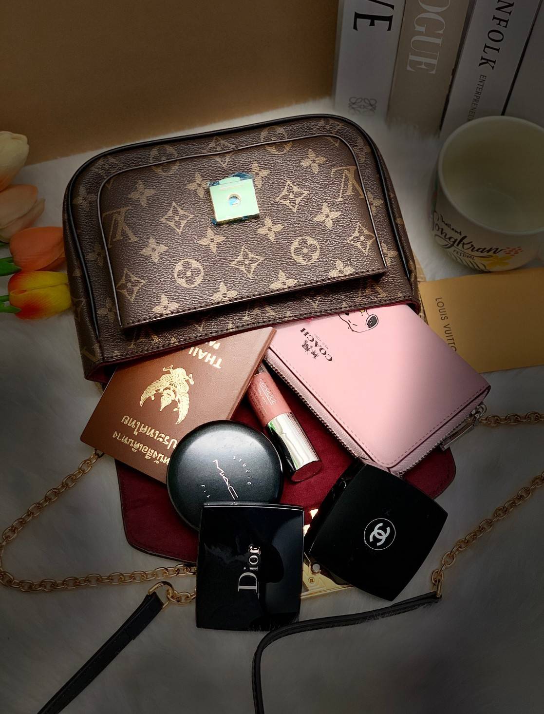 LOUIS VUITTON PASSY MONOGRAM 2 WAYS HANDBAG พร้อมส่งความสวย! กระเป๋า LV จาก Premium gift ต่างประเทศ ✔️รุ่นนี้เป็นหนังแท้ลาย monogram ทรงกระเป๋าคือสวยหรู ดูดีมากๆค่ะ