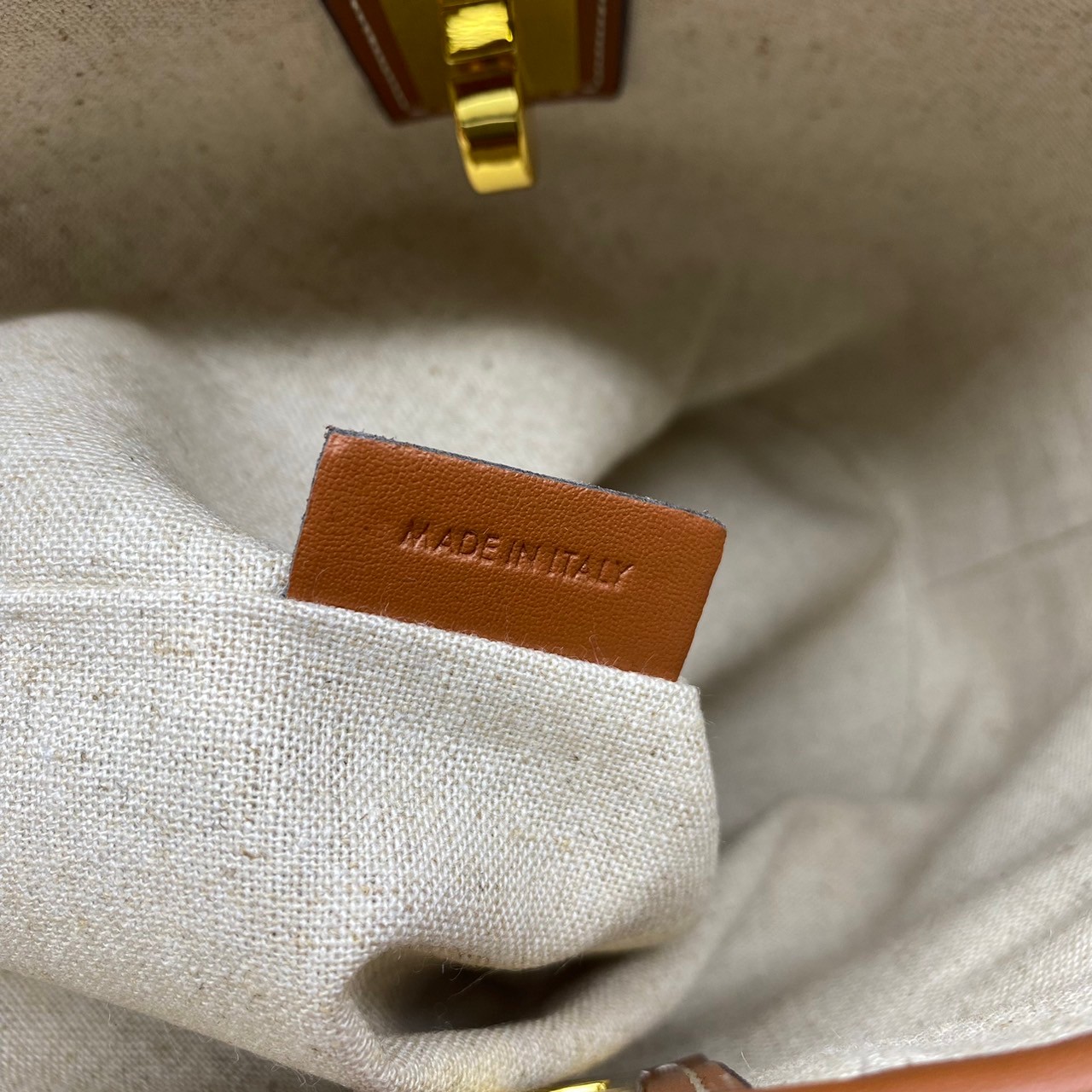 CELINE BUCKET 16 BAG วัสดุ Textile Canvas & CalfSkin ดีไซน์ทรง Bucket ขนาดเล็กน่ารักกำลังดี เนื้อหนาแข็งแรง ภายในกว้าง มาพร้อมหูหิ้วหนังและสายสะพายหนังยาวอะไหล่แบรนด์สีทองสุดหรู