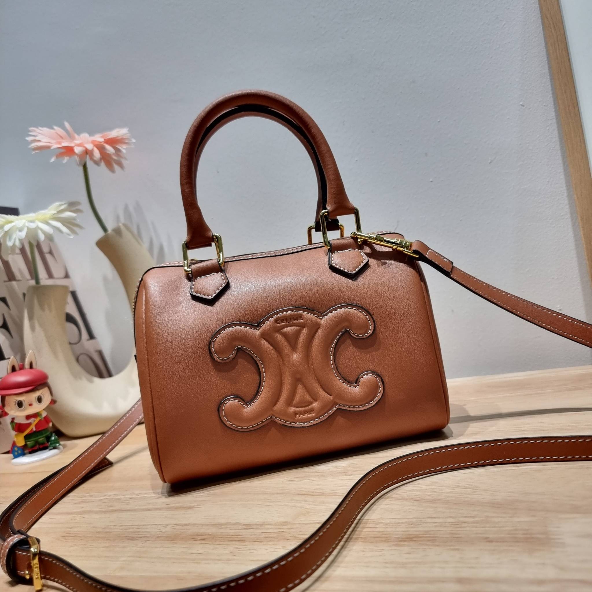 CELINE SMALL BOSTON CUIR TRIOMPHE IN SMOOTH LEATHER ฮิตมากกับสุดยอดความคลาสสิค ในรูปทรงสวย กับกระเป๋าสะพายทรงหมอน กะทัดรัด ขนาดกำลังดี ใช้งานสะดวก วัสดุหนังผิวเรียบ สวยคม