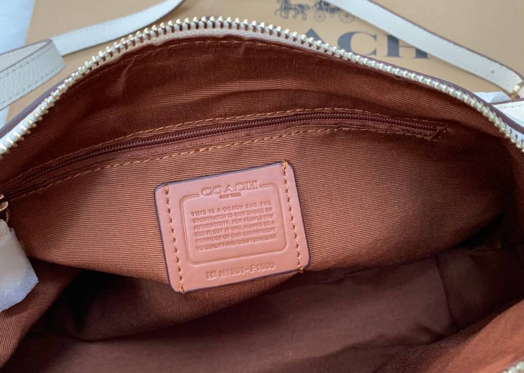 COACH SMALL MARLON SHOULDER BAG ((1600//1597)) 🌈พร้อมส่งที่ไทยอีกครั้ง ตามคำเรียกร้อง ห้ามพลาด! กระเป๋าหิ้ว//คล้องไหล่//สะพายข้างได้ หนังแท้ ทรงสวยมากค่ะ ด้านหน้ามีช่องซิปซ่อนแบบหนังห้อยให้2ช่อง ใส่ของจุกจิกค่ะ เปิดปิดกระเป๋าแบบซิป ภายในกว้างใส่ขอ